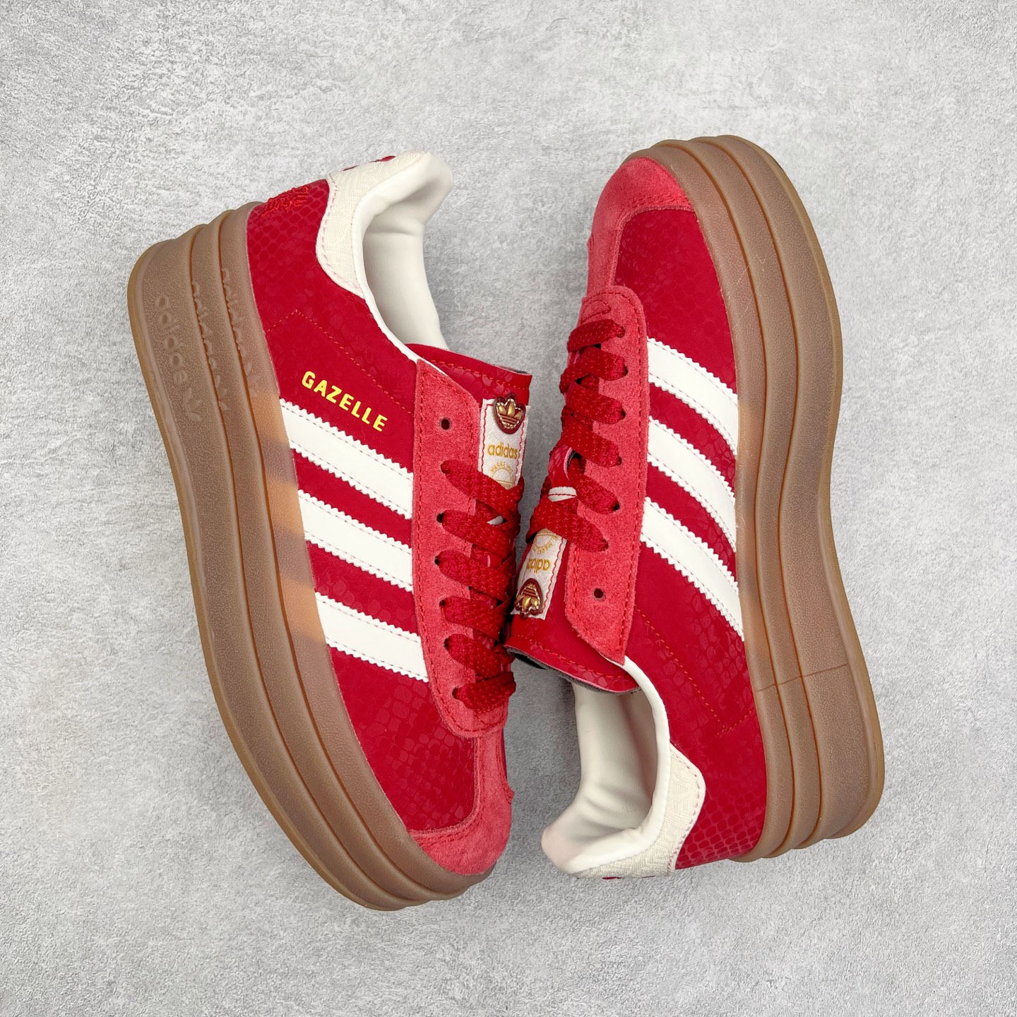 图片[3]-AD Originals Gazelle Bold W 羚羊松糕系列复古百搭厚底增高低帮休闲运动板鞋 JH7287 新的一年就要换新的打扮啦！除了设定变美、健身、减肥等目标外，你已经可以利用鞋子来“偷偷改善身材比例”的愿望了！ 因为有一句话。身高不够。鞋子来凑~赶快入手以下各大运动品牌最新推出的“厚底增高运动鞋”吧。 是最好穿最百搭的长腿神器。 重点是……不仅价格不错～鞋子也不错啊！Originals的Gazelle Bold鞋款打造出「超厚底版本」！延续流线鞋型、经典麂皮材质、白色三条线和侧面烫金标志的复古外型，奶油白鞋底高度直接乘3，出门搭上它，保证一路步步高升。尺码：36 36⅔ 37⅓ 38 38⅔ 39⅓ 40 40.5 41-选品中心