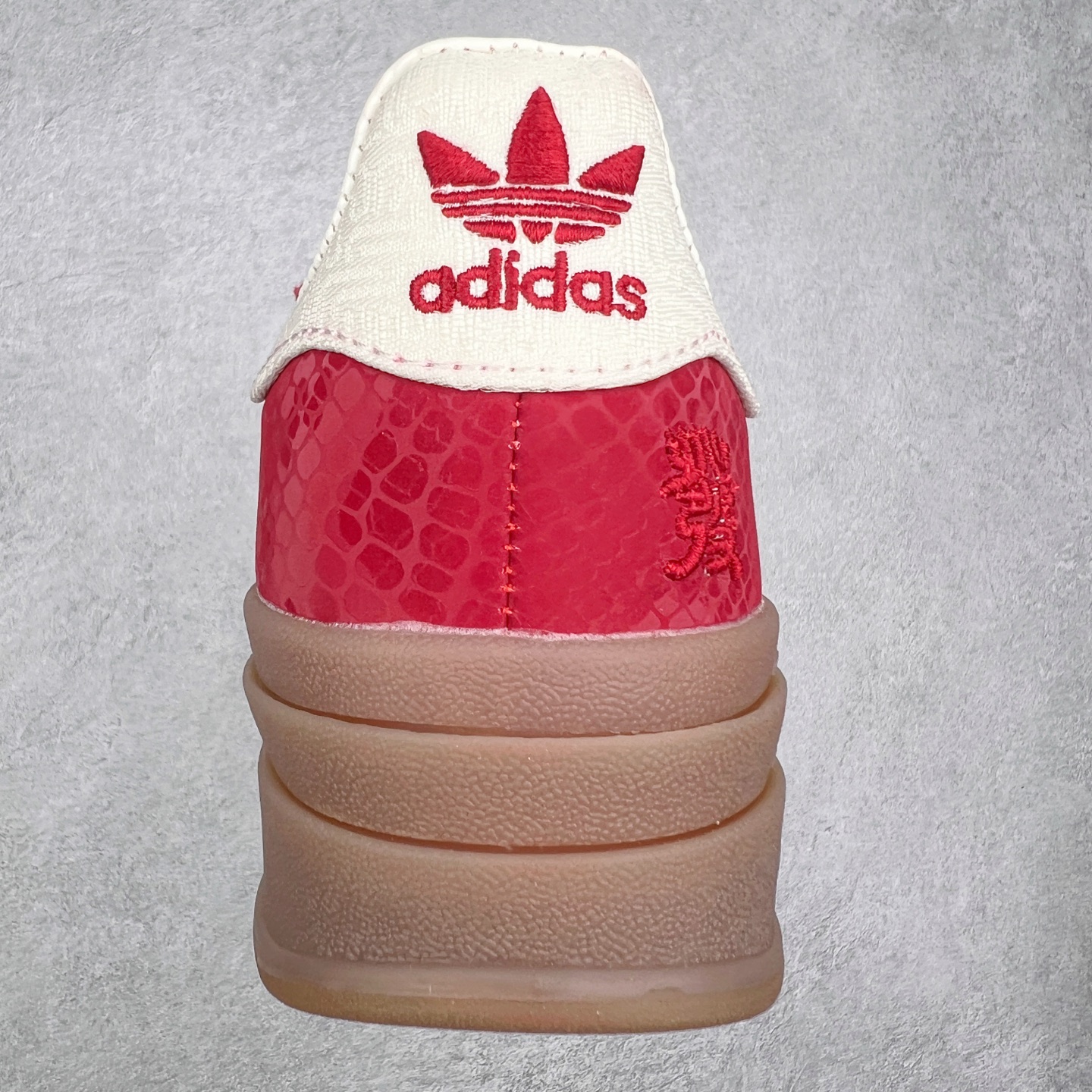 图片[8]-AD Originals Gazelle Bold W 羚羊松糕系列复古百搭厚底增高低帮休闲运动板鞋 JH7287 新的一年就要换新的打扮啦！除了设定变美、健身、减肥等目标外，你已经可以利用鞋子来“偷偷改善身材比例”的愿望了！ 因为有一句话。身高不够。鞋子来凑~赶快入手以下各大运动品牌最新推出的“厚底增高运动鞋”吧。 是最好穿最百搭的长腿神器。 重点是……不仅价格不错～鞋子也不错啊！Originals的Gazelle Bold鞋款打造出「超厚底版本」！延续流线鞋型、经典麂皮材质、白色三条线和侧面烫金标志的复古外型，奶油白鞋底高度直接乘3，出门搭上它，保证一路步步高升。尺码：36 36⅔ 37⅓ 38 38⅔ 39⅓ 40 40.5 41-选品中心