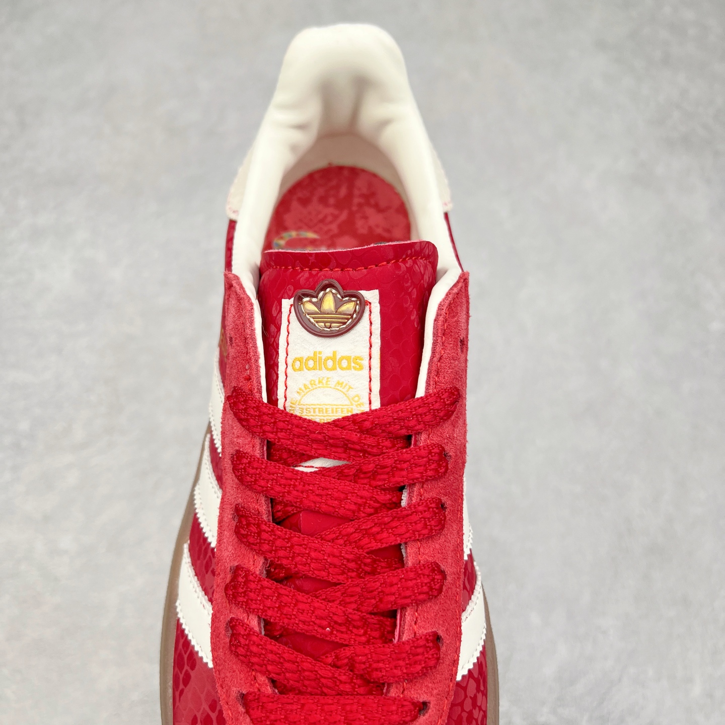 图片[5]-AD Originals Gazelle Bold W 羚羊松糕系列复古百搭厚底增高低帮休闲运动板鞋 JH7287 新的一年就要换新的打扮啦！除了设定变美、健身、减肥等目标外，你已经可以利用鞋子来“偷偷改善身材比例”的愿望了！ 因为有一句话。身高不够。鞋子来凑~赶快入手以下各大运动品牌最新推出的“厚底增高运动鞋”吧。 是最好穿最百搭的长腿神器。 重点是……不仅价格不错～鞋子也不错啊！Originals的Gazelle Bold鞋款打造出「超厚底版本」！延续流线鞋型、经典麂皮材质、白色三条线和侧面烫金标志的复古外型，奶油白鞋底高度直接乘3，出门搭上它，保证一路步步高升。尺码：36 36⅔ 37⅓ 38 38⅔ 39⅓ 40 40.5 41-选品中心