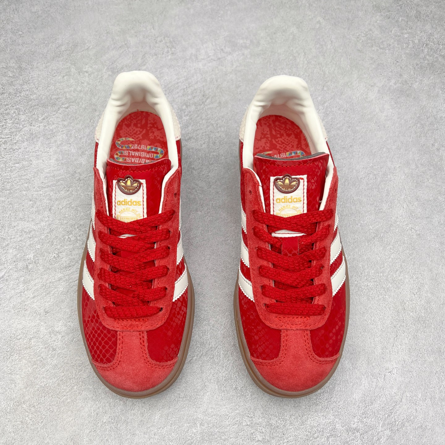 图片[2]-AD Originals Gazelle Bold W 羚羊松糕系列复古百搭厚底增高低帮休闲运动板鞋 JH7287 新的一年就要换新的打扮啦！除了设定变美、健身、减肥等目标外，你已经可以利用鞋子来“偷偷改善身材比例”的愿望了！ 因为有一句话。身高不够。鞋子来凑~赶快入手以下各大运动品牌最新推出的“厚底增高运动鞋”吧。 是最好穿最百搭的长腿神器。 重点是……不仅价格不错～鞋子也不错啊！Originals的Gazelle Bold鞋款打造出「超厚底版本」！延续流线鞋型、经典麂皮材质、白色三条线和侧面烫金标志的复古外型，奶油白鞋底高度直接乘3，出门搭上它，保证一路步步高升。尺码：36 36⅔ 37⅓ 38 38⅔ 39⅓ 40 40.5 41-选品中心