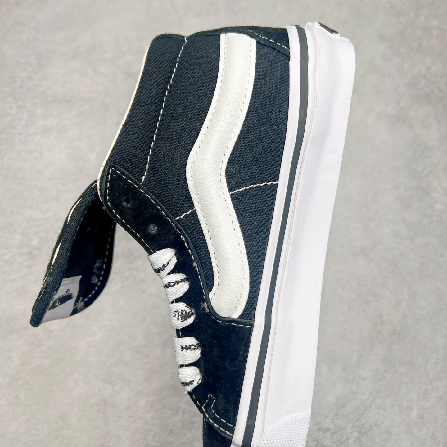 图片[7]-HommeGirls x Vans Sk8-Mid 时尚百搭中帮休闲硫化板鞋 Vans OTW又一新作来袭‼️ 鞋款采用Sk8-Mid为蓝本 搭配加粗的侧边条纹和外翻延伸的鞋舌以及加粗满印鞋带 注入时尚基因 质感在线 彰显联名特色 货号：VN000NBNCJK 黑色 货号：VN000NBN2VZ 白色 尺码：35 36 36.5 37 38 38.5 39 40 40.5 41 42 42.5 43 44 45-选品中心