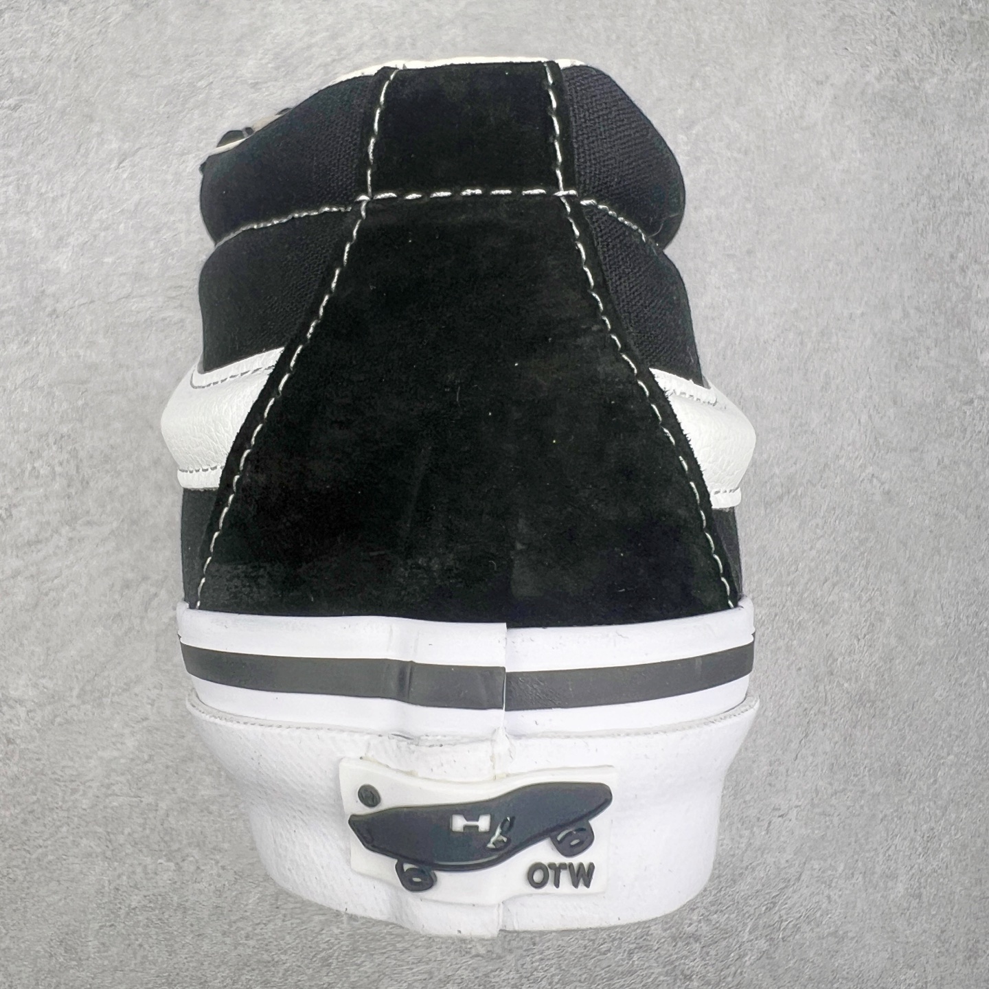 图片[8]-HommeGirls x Vans Sk8-Mid 时尚百搭中帮休闲硫化板鞋 Vans OTW又一新作来袭‼️ 鞋款采用Sk8-Mid为蓝本 搭配加粗的侧边条纹和外翻延伸的鞋舌以及加粗满印鞋带 注入时尚基因 质感在线 彰显联名特色 货号：VN000NBNCJK 黑色 货号：VN000NBN2VZ 白色 尺码：35 36 36.5 37 38 38.5 39 40 40.5 41 42 42.5 43 44 45-选品中心