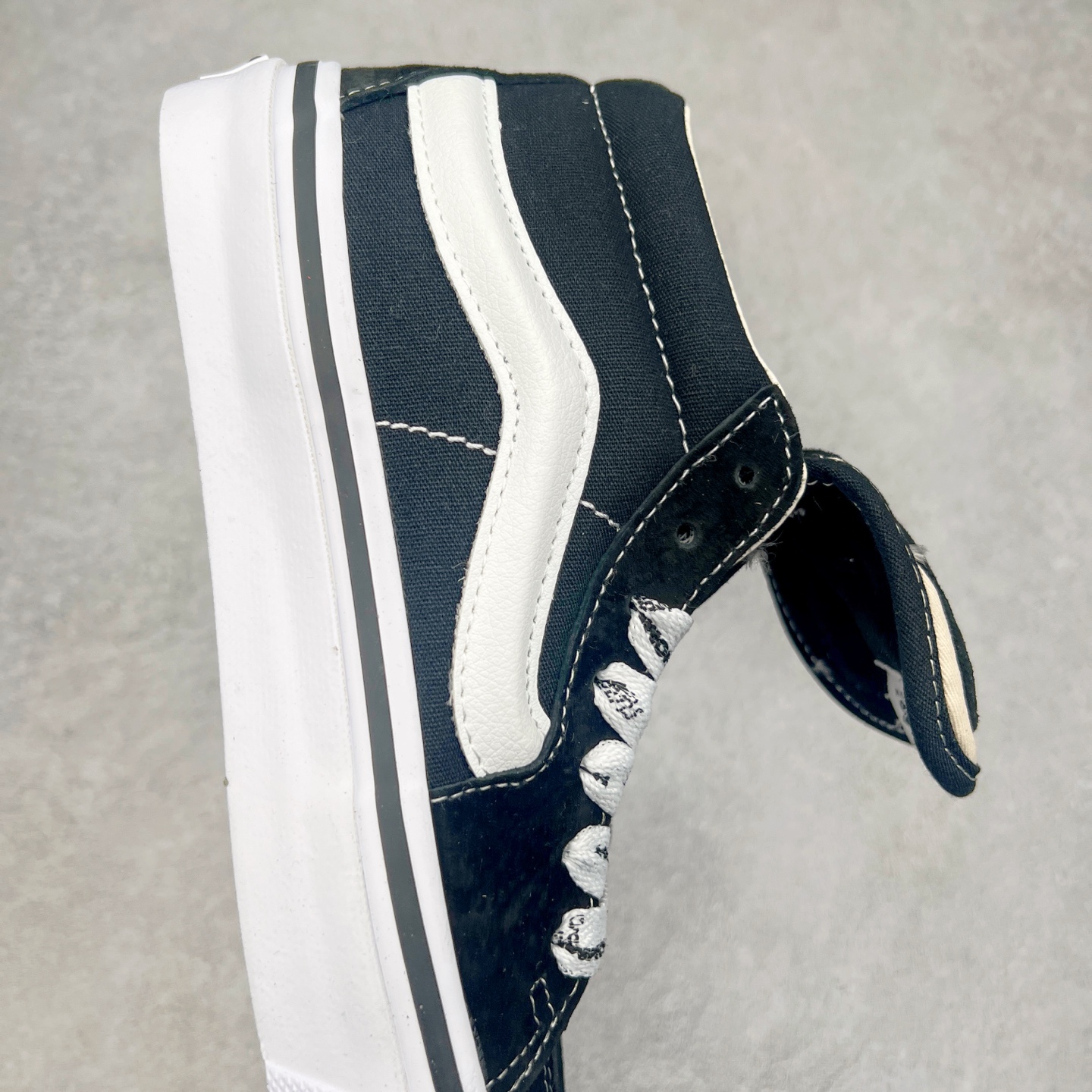 图片[6]-HommeGirls x Vans Sk8-Mid 时尚百搭中帮休闲硫化板鞋 Vans OTW又一新作来袭‼️ 鞋款采用Sk8-Mid为蓝本 搭配加粗的侧边条纹和外翻延伸的鞋舌以及加粗满印鞋带 注入时尚基因 质感在线 彰显联名特色 货号：VN000NBNCJK 黑色 货号：VN000NBN2VZ 白色 尺码：35 36 36.5 37 38 38.5 39 40 40.5 41 42 42.5 43 44 45-选品中心