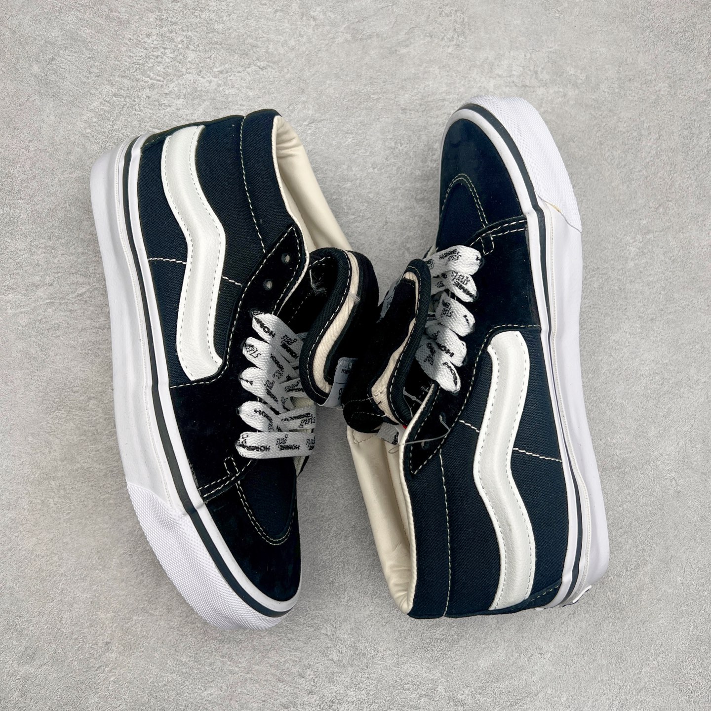 图片[3]-HommeGirls x Vans Sk8-Mid 时尚百搭中帮休闲硫化板鞋 Vans OTW又一新作来袭‼️ 鞋款采用Sk8-Mid为蓝本 搭配加粗的侧边条纹和外翻延伸的鞋舌以及加粗满印鞋带 注入时尚基因 质感在线 彰显联名特色 货号：VN000NBNCJK 黑色 货号：VN000NBN2VZ 白色 尺码：35 36 36.5 37 38 38.5 39 40 40.5 41 42 42.5 43 44 45-选品中心