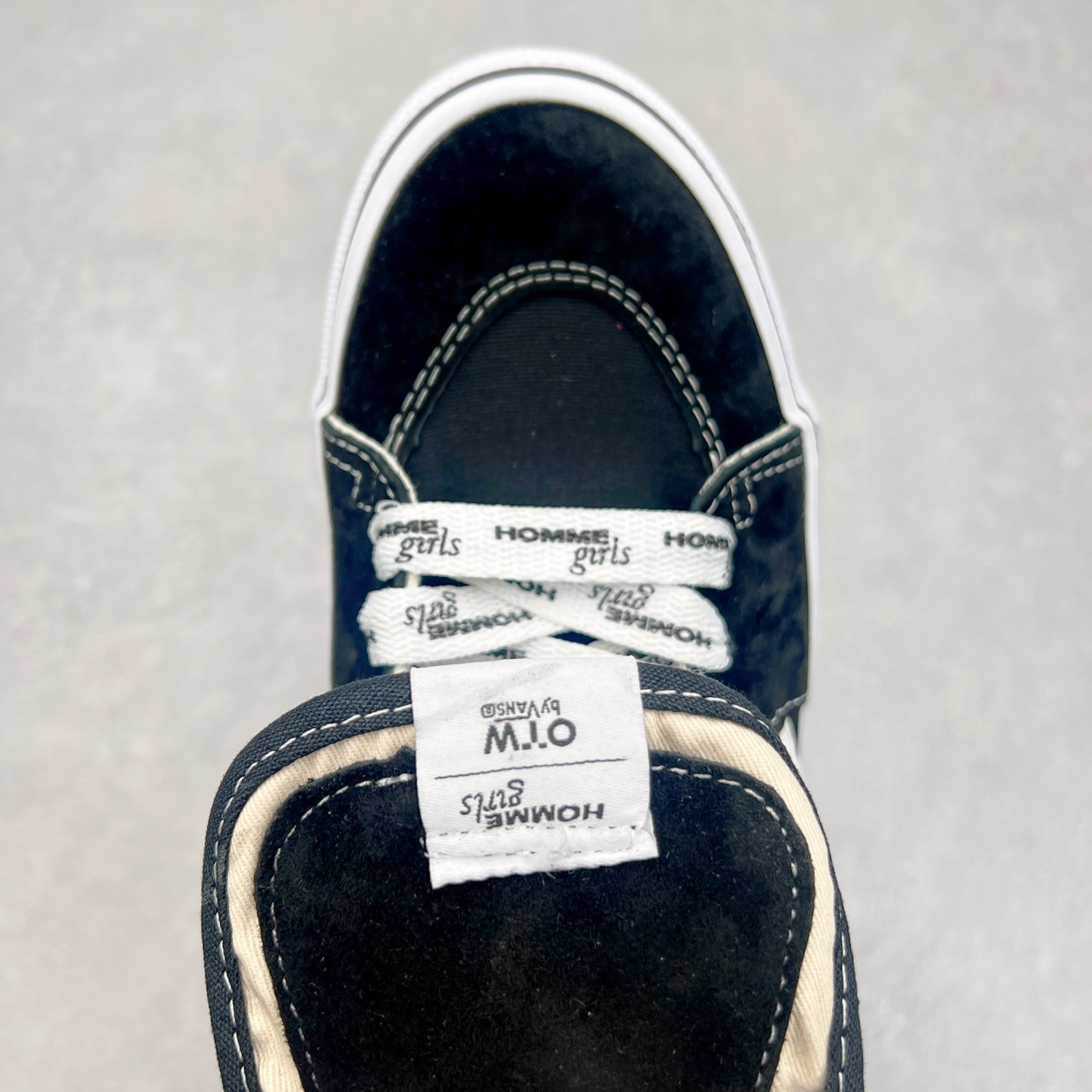 图片[4]-HommeGirls x Vans Sk8-Mid 时尚百搭中帮休闲硫化板鞋 Vans OTW又一新作来袭‼️ 鞋款采用Sk8-Mid为蓝本 搭配加粗的侧边条纹和外翻延伸的鞋舌以及加粗满印鞋带 注入时尚基因 质感在线 彰显联名特色 货号：VN000NBNCJK 黑色 货号：VN000NBN2VZ 白色 尺码：35 36 36.5 37 38 38.5 39 40 40.5 41 42 42.5 43 44 45-选品中心