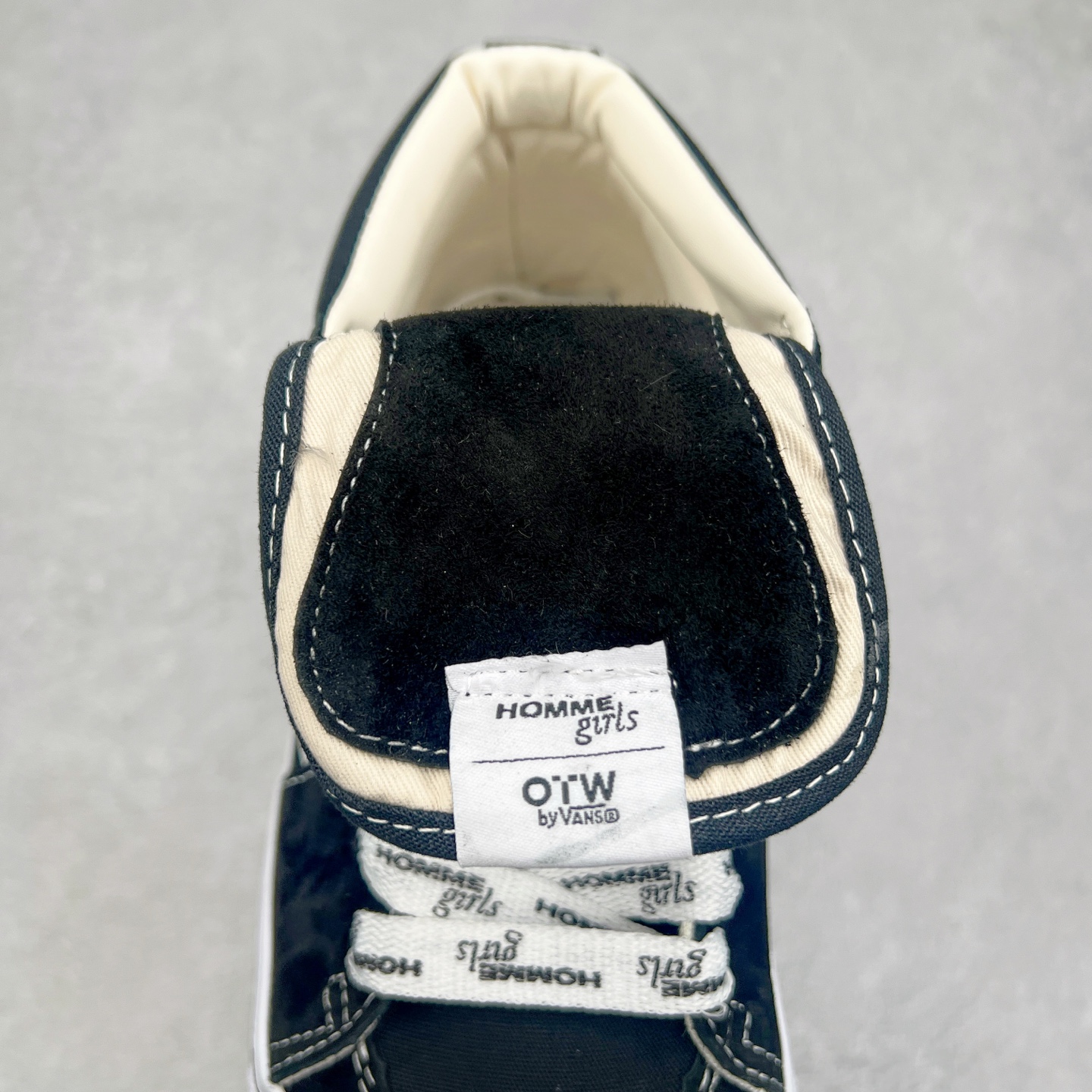 图片[5]-HommeGirls x Vans Sk8-Mid 时尚百搭中帮休闲硫化板鞋 Vans OTW又一新作来袭‼️ 鞋款采用Sk8-Mid为蓝本 搭配加粗的侧边条纹和外翻延伸的鞋舌以及加粗满印鞋带 注入时尚基因 质感在线 彰显联名特色 货号：VN000NBNCJK 黑色 货号：VN000NBN2VZ 白色 尺码：35 36 36.5 37 38 38.5 39 40 40.5 41 42 42.5 43 44 45-选品中心