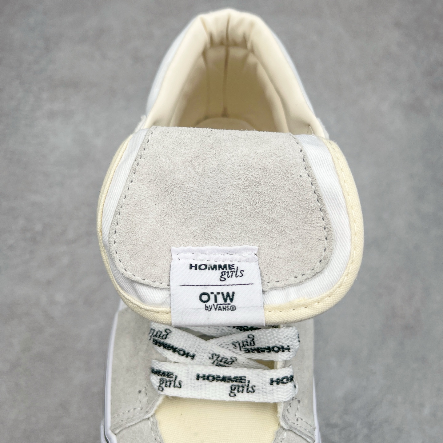 图片[5]-HommeGirls x Vans Sk8-Mid 时尚百搭中帮休闲硫化板鞋 Vans OTW又一新作来袭‼️ 鞋款采用Sk8-Mid为蓝本 搭配加粗的侧边条纹和外翻延伸的鞋舌以及加粗满印鞋带 注入时尚基因 质感在线 彰显联名特色 货号：VN000NBNCJK 黑色 货号：VN000NBN2VZ 白色 尺码：35 36 36.5 37 38 38.5 39 40 40.5 41 42 42.5 43 44 45-选品中心