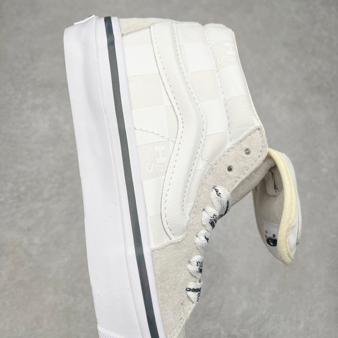 图片[6]-HommeGirls x Vans Sk8-Mid 时尚百搭中帮休闲硫化板鞋 Vans OTW又一新作来袭‼️ 鞋款采用Sk8-Mid为蓝本 搭配加粗的侧边条纹和外翻延伸的鞋舌以及加粗满印鞋带 注入时尚基因 质感在线 彰显联名特色 货号：VN000NBNCJK 黑色 货号：VN000NBN2VZ 白色 尺码：35 36 36.5 37 38 38.5 39 40 40.5 41 42 42.5 43 44 45-选品中心