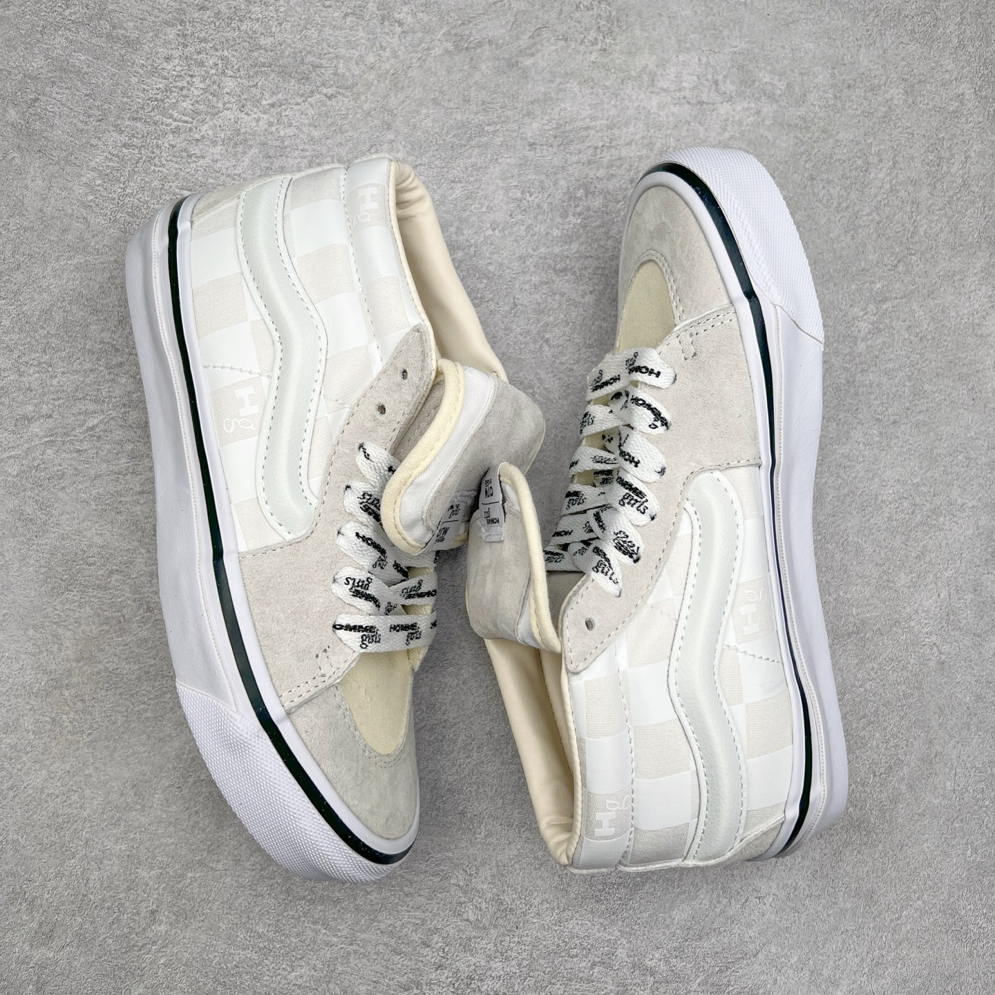 图片[3]-HommeGirls x Vans Sk8-Mid 时尚百搭中帮休闲硫化板鞋 Vans OTW又一新作来袭‼️ 鞋款采用Sk8-Mid为蓝本 搭配加粗的侧边条纹和外翻延伸的鞋舌以及加粗满印鞋带 注入时尚基因 质感在线 彰显联名特色 货号：VN000NBNCJK 黑色 货号：VN000NBN2VZ 白色 尺码：35 36 36.5 37 38 38.5 39 40 40.5 41 42 42.5 43 44 45-选品中心