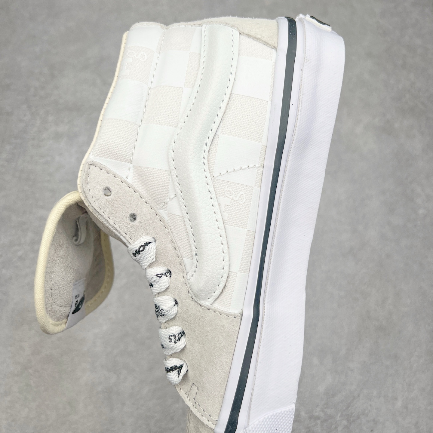 图片[7]-HommeGirls x Vans Sk8-Mid 时尚百搭中帮休闲硫化板鞋 Vans OTW又一新作来袭‼️ 鞋款采用Sk8-Mid为蓝本 搭配加粗的侧边条纹和外翻延伸的鞋舌以及加粗满印鞋带 注入时尚基因 质感在线 彰显联名特色 货号：VN000NBNCJK 黑色 货号：VN000NBN2VZ 白色 尺码：35 36 36.5 37 38 38.5 39 40 40.5 41 42 42.5 43 44 45-选品中心