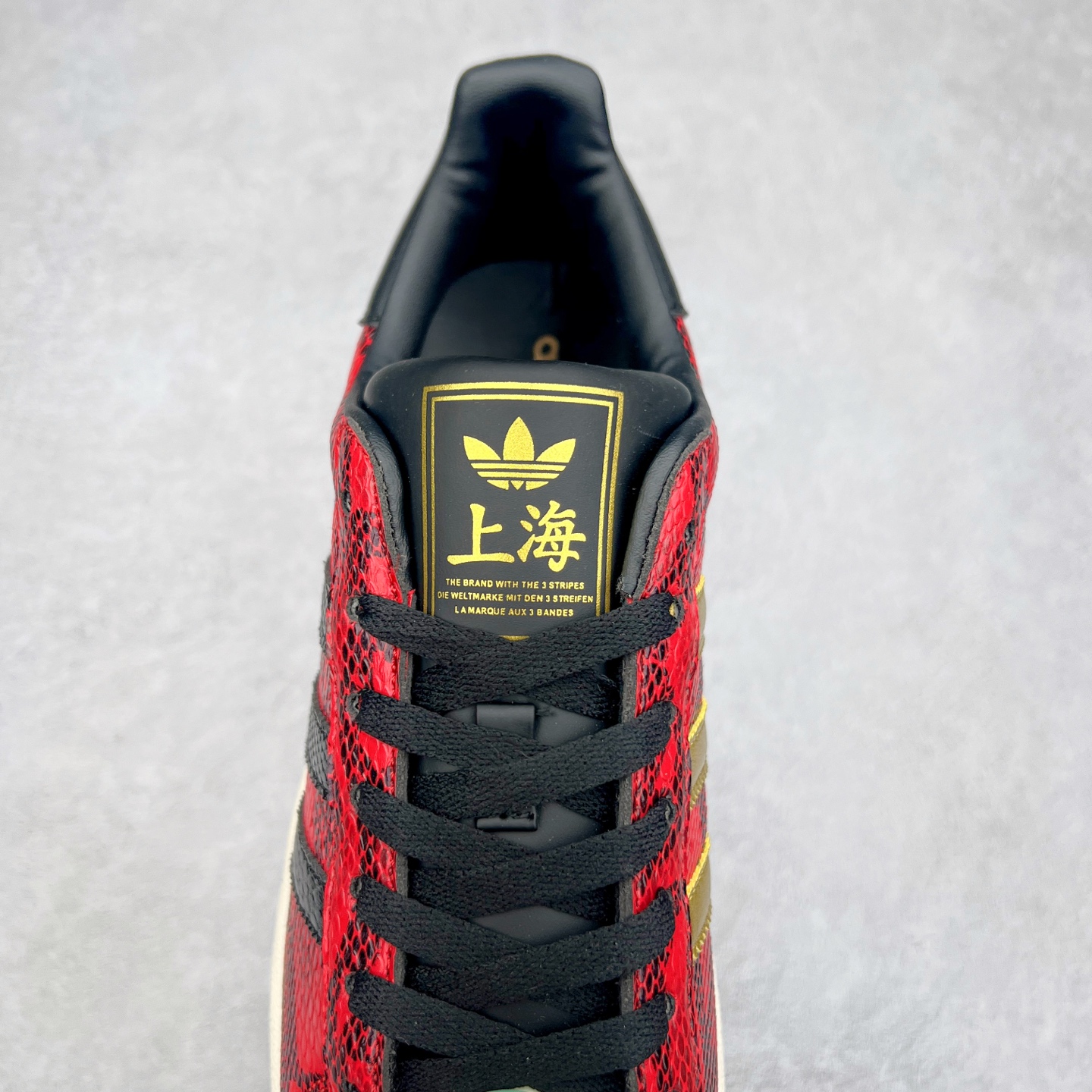 图片[5]-AD Originals Superstar 经典复古贝壳头板鞋 JI0104 诞生于1969年 是第一双将全皮面鞋 身与橡胶鞋头结合在一起的低帮篮球鞋 Superstar最开始 是作为高帮篮球鞋Pro Model的低帮版本而出现的 但因为其独特和醒目的橡胶鞋头造型而让大家熟知 被大家形象地称为\\\”shelltoe\\\”贝壳头 在70年代的美国职业篮球场上 接近3/4的NBA球员都将这双Superstar作为场上用鞋 80年代之后 经过不断的改良和发展 Superstar逐渐成为横跨时装、音乐、街头文化、休闲和运动等各大领域的时尚潮鞋 尺码：36 36.5 37 38 38.5 39 40 40.5 41 42 42.5 43 44 44.5 45-选品中心