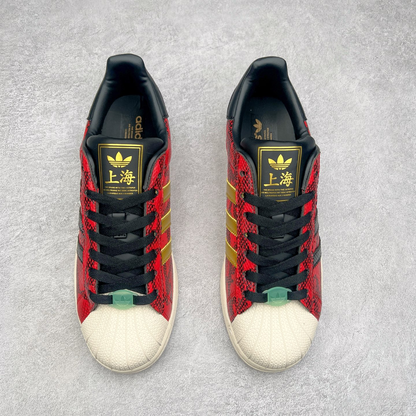 图片[2]-AD Originals Superstar 经典复古贝壳头板鞋 JI0104 诞生于1969年 是第一双将全皮面鞋 身与橡胶鞋头结合在一起的低帮篮球鞋 Superstar最开始 是作为高帮篮球鞋Pro Model的低帮版本而出现的 但因为其独特和醒目的橡胶鞋头造型而让大家熟知 被大家形象地称为\\\”shelltoe\\\”贝壳头 在70年代的美国职业篮球场上 接近3/4的NBA球员都将这双Superstar作为场上用鞋 80年代之后 经过不断的改良和发展 Superstar逐渐成为横跨时装、音乐、街头文化、休闲和运动等各大领域的时尚潮鞋 尺码：36 36.5 37 38 38.5 39 40 40.5 41 42 42.5 43 44 44.5 45-选品中心