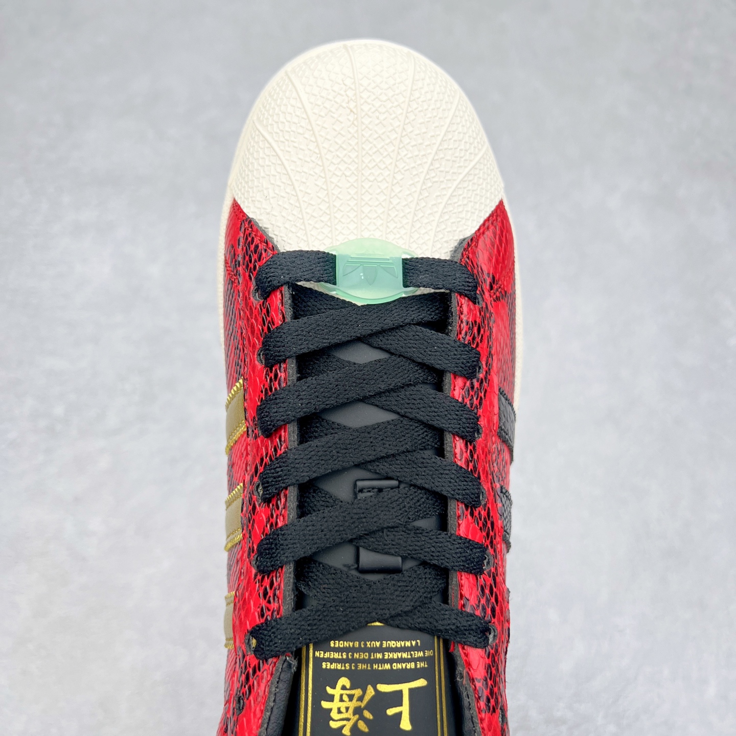 图片[4]-AD Originals Superstar 经典复古贝壳头板鞋 JI0104 诞生于1969年 是第一双将全皮面鞋 身与橡胶鞋头结合在一起的低帮篮球鞋 Superstar最开始 是作为高帮篮球鞋Pro Model的低帮版本而出现的 但因为其独特和醒目的橡胶鞋头造型而让大家熟知 被大家形象地称为\\\”shelltoe\\\”贝壳头 在70年代的美国职业篮球场上 接近3/4的NBA球员都将这双Superstar作为场上用鞋 80年代之后 经过不断的改良和发展 Superstar逐渐成为横跨时装、音乐、街头文化、休闲和运动等各大领域的时尚潮鞋 尺码：36 36.5 37 38 38.5 39 40 40.5 41 42 42.5 43 44 44.5 45-选品中心