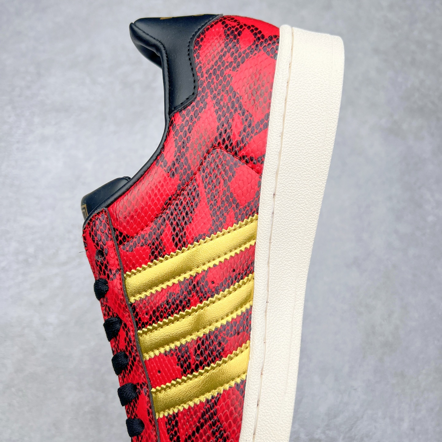 图片[7]-AD Originals Superstar 经典复古贝壳头板鞋 JI0104 诞生于1969年 是第一双将全皮面鞋 身与橡胶鞋头结合在一起的低帮篮球鞋 Superstar最开始 是作为高帮篮球鞋Pro Model的低帮版本而出现的 但因为其独特和醒目的橡胶鞋头造型而让大家熟知 被大家形象地称为\\\”shelltoe\\\”贝壳头 在70年代的美国职业篮球场上 接近3/4的NBA球员都将这双Superstar作为场上用鞋 80年代之后 经过不断的改良和发展 Superstar逐渐成为横跨时装、音乐、街头文化、休闲和运动等各大领域的时尚潮鞋 尺码：36 36.5 37 38 38.5 39 40 40.5 41 42 42.5 43 44 44.5 45-选品中心