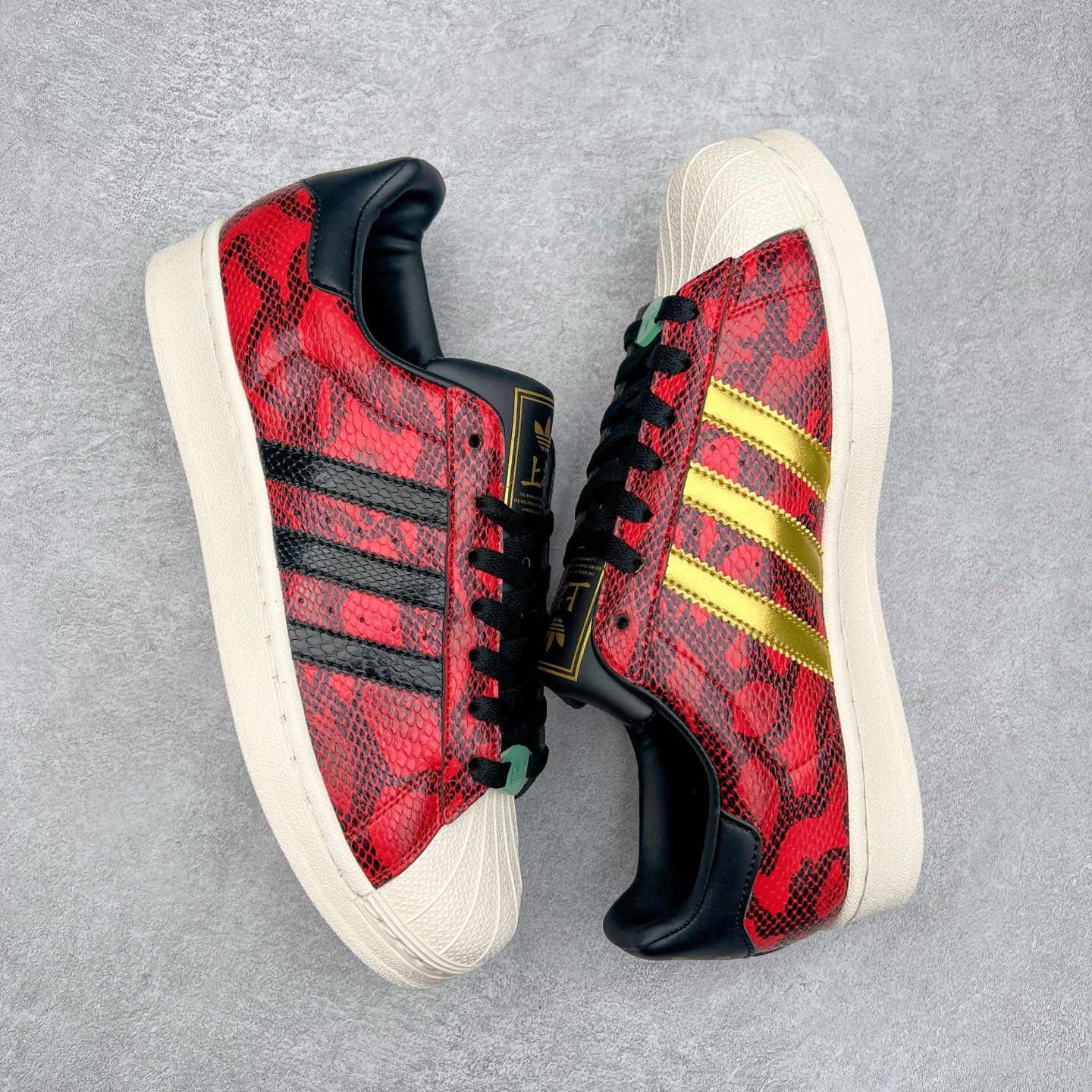 图片[3]-AD Originals Superstar 经典复古贝壳头板鞋 JI0104 诞生于1969年 是第一双将全皮面鞋 身与橡胶鞋头结合在一起的低帮篮球鞋 Superstar最开始 是作为高帮篮球鞋Pro Model的低帮版本而出现的 但因为其独特和醒目的橡胶鞋头造型而让大家熟知 被大家形象地称为\\\”shelltoe\\\”贝壳头 在70年代的美国职业篮球场上 接近3/4的NBA球员都将这双Superstar作为场上用鞋 80年代之后 经过不断的改良和发展 Superstar逐渐成为横跨时装、音乐、街头文化、休闲和运动等各大领域的时尚潮鞋 尺码：36 36.5 37 38 38.5 39 40 40.5 41 42 42.5 43 44 44.5 45-选品中心