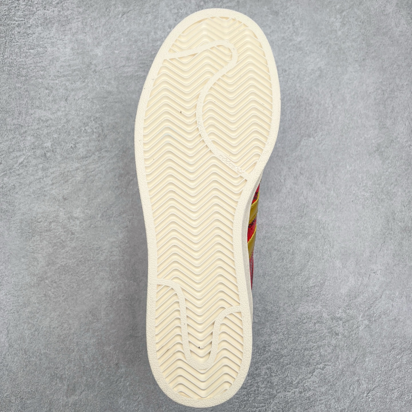 图片[9]-AD Originals Superstar 经典复古贝壳头板鞋 JI0104 诞生于1969年 是第一双将全皮面鞋 身与橡胶鞋头结合在一起的低帮篮球鞋 Superstar最开始 是作为高帮篮球鞋Pro Model的低帮版本而出现的 但因为其独特和醒目的橡胶鞋头造型而让大家熟知 被大家形象地称为\\\”shelltoe\\\”贝壳头 在70年代的美国职业篮球场上 接近3/4的NBA球员都将这双Superstar作为场上用鞋 80年代之后 经过不断的改良和发展 Superstar逐渐成为横跨时装、音乐、街头文化、休闲和运动等各大领域的时尚潮鞋 尺码：36 36.5 37 38 38.5 39 40 40.5 41 42 42.5 43 44 44.5 45-选品中心