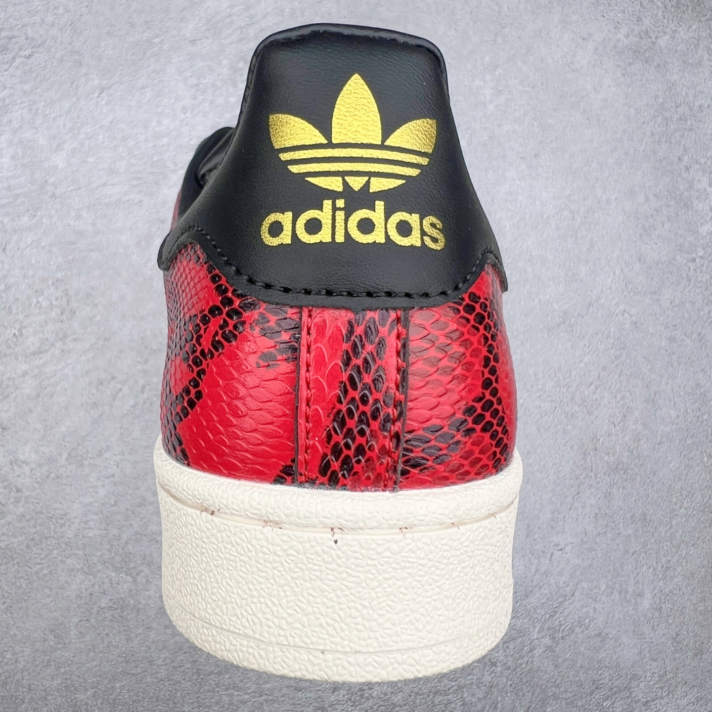 图片[8]-AD Originals Superstar 经典复古贝壳头板鞋 JI0104 诞生于1969年 是第一双将全皮面鞋 身与橡胶鞋头结合在一起的低帮篮球鞋 Superstar最开始 是作为高帮篮球鞋Pro Model的低帮版本而出现的 但因为其独特和醒目的橡胶鞋头造型而让大家熟知 被大家形象地称为\\\”shelltoe\\\”贝壳头 在70年代的美国职业篮球场上 接近3/4的NBA球员都将这双Superstar作为场上用鞋 80年代之后 经过不断的改良和发展 Superstar逐渐成为横跨时装、音乐、街头文化、休闲和运动等各大领域的时尚潮鞋 尺码：36 36.5 37 38 38.5 39 40 40.5 41 42 42.5 43 44 44.5 45-选品中心