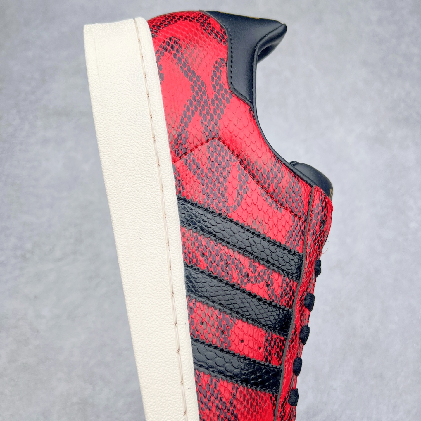 图片[6]-AD Originals Superstar 经典复古贝壳头板鞋 JI0104 诞生于1969年 是第一双将全皮面鞋 身与橡胶鞋头结合在一起的低帮篮球鞋 Superstar最开始 是作为高帮篮球鞋Pro Model的低帮版本而出现的 但因为其独特和醒目的橡胶鞋头造型而让大家熟知 被大家形象地称为\\\”shelltoe\\\”贝壳头 在70年代的美国职业篮球场上 接近3/4的NBA球员都将这双Superstar作为场上用鞋 80年代之后 经过不断的改良和发展 Superstar逐渐成为横跨时装、音乐、街头文化、休闲和运动等各大领域的时尚潮鞋 尺码：36 36.5 37 38 38.5 39 40 40.5 41 42 42.5 43 44 44.5 45-选品中心