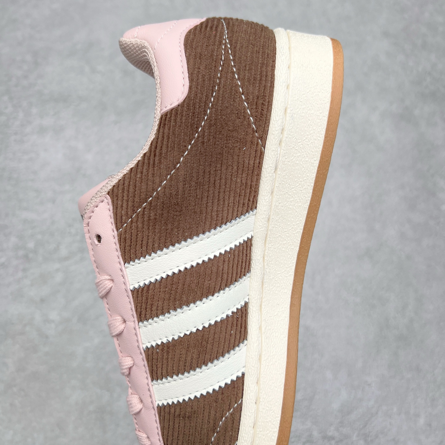 图片[7]-AD Originals Superstar 经典复古贝壳头板鞋 IG2153 诞生于1969年 是第一双将全皮面鞋 身与橡胶鞋头结合在一起的低帮篮球鞋 Superstar最开始 是作为高帮篮球鞋Pro Model的低帮版本而出现的 但因为其独特和醒目的橡胶鞋头造型而让大家熟知 被大家形象地称为\\\”shelltoe\\\”贝壳头 在70年代的美国职业篮球场上 接近3/4的NBA球员都将这双Superstar作为场上用鞋 80年代之后 经过不断的改良和发展 Superstar逐渐成为横跨时装、音乐、街头文化、休闲和运动等各大领域的时尚潮鞋 尺码：36 36.5 37 38 38.5 39 40 40.5 41 42 42.5 43 44 44.5 45-选品中心