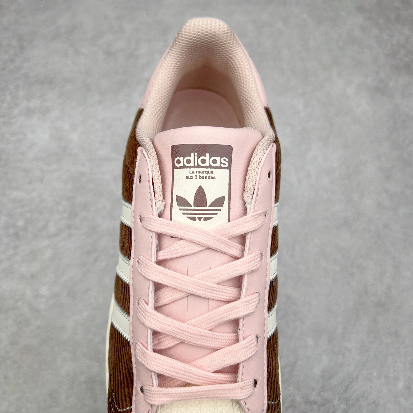 图片[5]-AD Originals Superstar 经典复古贝壳头板鞋 IG2153 诞生于1969年 是第一双将全皮面鞋 身与橡胶鞋头结合在一起的低帮篮球鞋 Superstar最开始 是作为高帮篮球鞋Pro Model的低帮版本而出现的 但因为其独特和醒目的橡胶鞋头造型而让大家熟知 被大家形象地称为\\\”shelltoe\\\”贝壳头 在70年代的美国职业篮球场上 接近3/4的NBA球员都将这双Superstar作为场上用鞋 80年代之后 经过不断的改良和发展 Superstar逐渐成为横跨时装、音乐、街头文化、休闲和运动等各大领域的时尚潮鞋 尺码：36 36.5 37 38 38.5 39 40 40.5 41 42 42.5 43 44 44.5 45-选品中心