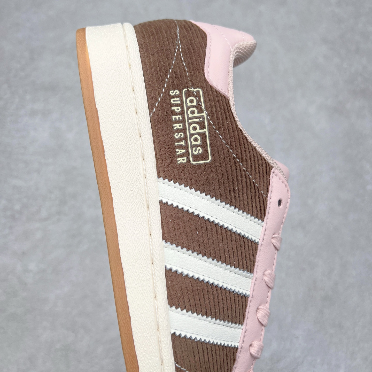 图片[6]-AD Originals Superstar 经典复古贝壳头板鞋 IG2153 诞生于1969年 是第一双将全皮面鞋 身与橡胶鞋头结合在一起的低帮篮球鞋 Superstar最开始 是作为高帮篮球鞋Pro Model的低帮版本而出现的 但因为其独特和醒目的橡胶鞋头造型而让大家熟知 被大家形象地称为\\\”shelltoe\\\”贝壳头 在70年代的美国职业篮球场上 接近3/4的NBA球员都将这双Superstar作为场上用鞋 80年代之后 经过不断的改良和发展 Superstar逐渐成为横跨时装、音乐、街头文化、休闲和运动等各大领域的时尚潮鞋 尺码：36 36.5 37 38 38.5 39 40 40.5 41 42 42.5 43 44 44.5 45-选品中心