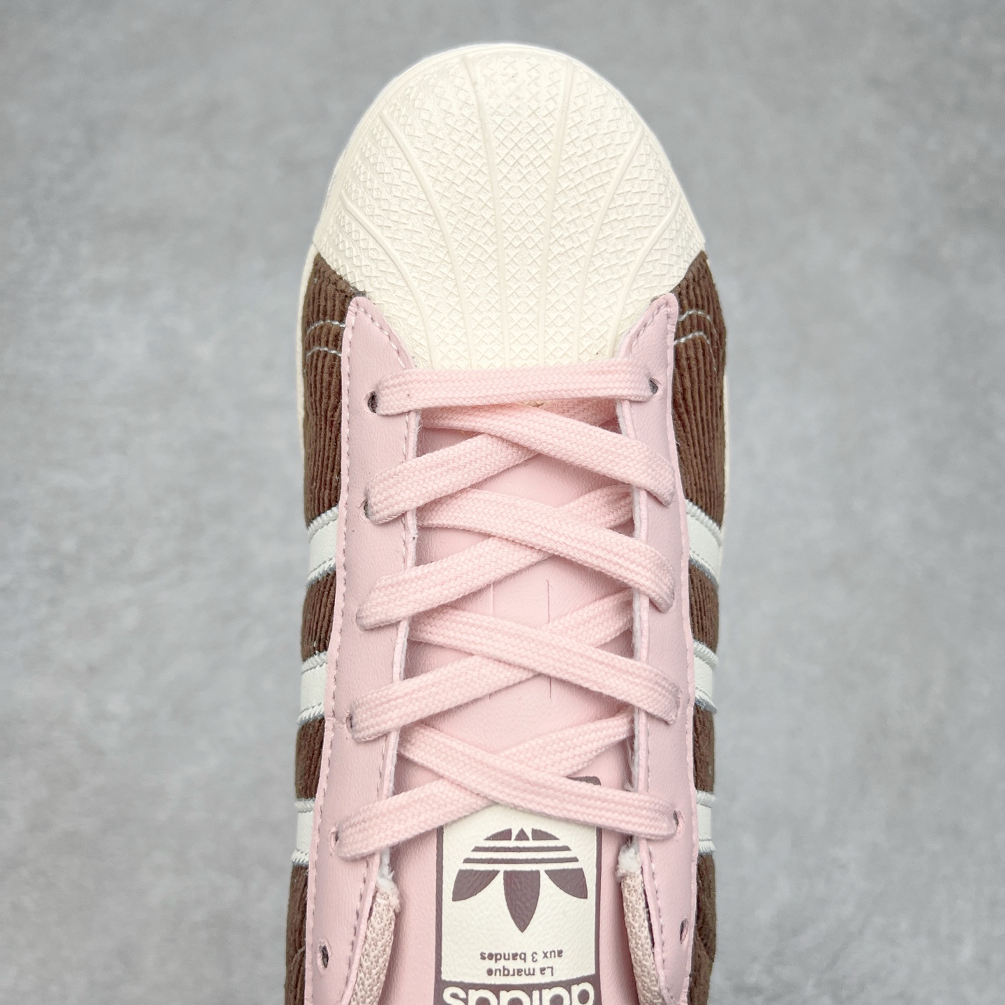 图片[4]-AD Originals Superstar 经典复古贝壳头板鞋 IG2153 诞生于1969年 是第一双将全皮面鞋 身与橡胶鞋头结合在一起的低帮篮球鞋 Superstar最开始 是作为高帮篮球鞋Pro Model的低帮版本而出现的 但因为其独特和醒目的橡胶鞋头造型而让大家熟知 被大家形象地称为\\\”shelltoe\\\”贝壳头 在70年代的美国职业篮球场上 接近3/4的NBA球员都将这双Superstar作为场上用鞋 80年代之后 经过不断的改良和发展 Superstar逐渐成为横跨时装、音乐、街头文化、休闲和运动等各大领域的时尚潮鞋 尺码：36 36.5 37 38 38.5 39 40 40.5 41 42 42.5 43 44 44.5 45-选品中心