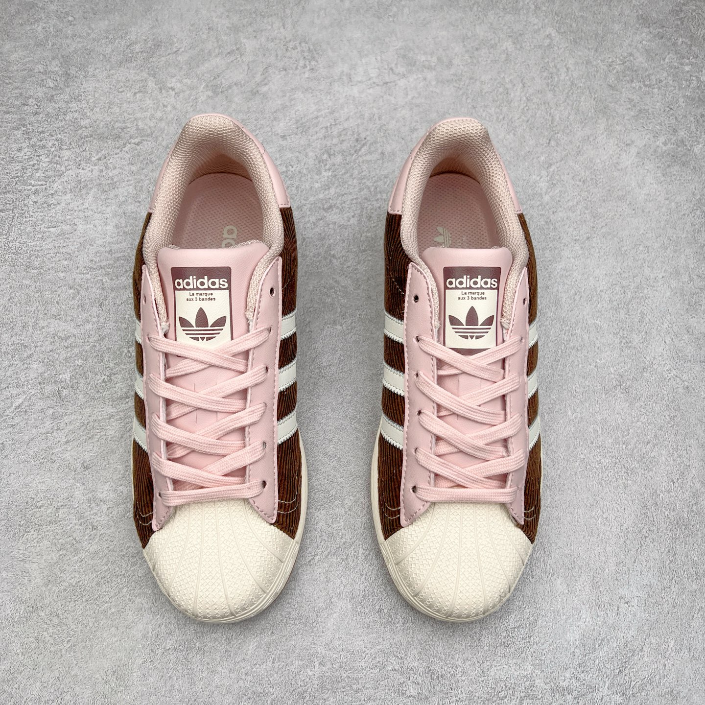 图片[2]-AD Originals Superstar 经典复古贝壳头板鞋 IG2153 诞生于1969年 是第一双将全皮面鞋 身与橡胶鞋头结合在一起的低帮篮球鞋 Superstar最开始 是作为高帮篮球鞋Pro Model的低帮版本而出现的 但因为其独特和醒目的橡胶鞋头造型而让大家熟知 被大家形象地称为\\\”shelltoe\\\”贝壳头 在70年代的美国职业篮球场上 接近3/4的NBA球员都将这双Superstar作为场上用鞋 80年代之后 经过不断的改良和发展 Superstar逐渐成为横跨时装、音乐、街头文化、休闲和运动等各大领域的时尚潮鞋 尺码：36 36.5 37 38 38.5 39 40 40.5 41 42 42.5 43 44 44.5 45-选品中心