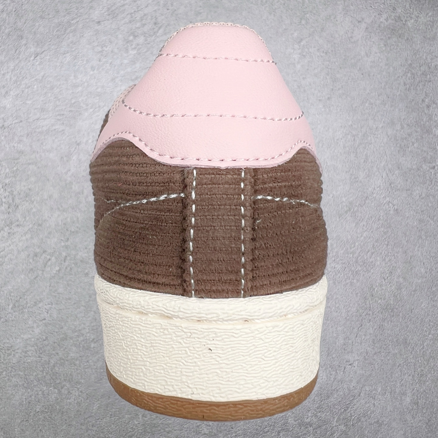 图片[8]-AD Originals Superstar 经典复古贝壳头板鞋 IG2153 诞生于1969年 是第一双将全皮面鞋 身与橡胶鞋头结合在一起的低帮篮球鞋 Superstar最开始 是作为高帮篮球鞋Pro Model的低帮版本而出现的 但因为其独特和醒目的橡胶鞋头造型而让大家熟知 被大家形象地称为\\\”shelltoe\\\”贝壳头 在70年代的美国职业篮球场上 接近3/4的NBA球员都将这双Superstar作为场上用鞋 80年代之后 经过不断的改良和发展 Superstar逐渐成为横跨时装、音乐、街头文化、休闲和运动等各大领域的时尚潮鞋 尺码：36 36.5 37 38 38.5 39 40 40.5 41 42 42.5 43 44 44.5 45-选品中心