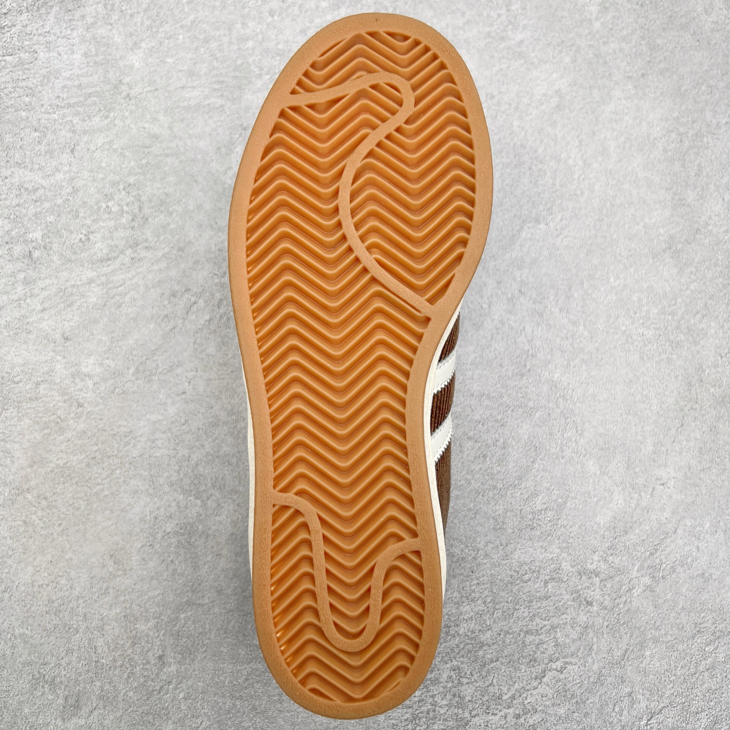 图片[9]-AD Originals Superstar 经典复古贝壳头板鞋 IG2153 诞生于1969年 是第一双将全皮面鞋 身与橡胶鞋头结合在一起的低帮篮球鞋 Superstar最开始 是作为高帮篮球鞋Pro Model的低帮版本而出现的 但因为其独特和醒目的橡胶鞋头造型而让大家熟知 被大家形象地称为\\\”shelltoe\\\”贝壳头 在70年代的美国职业篮球场上 接近3/4的NBA球员都将这双Superstar作为场上用鞋 80年代之后 经过不断的改良和发展 Superstar逐渐成为横跨时装、音乐、街头文化、休闲和运动等各大领域的时尚潮鞋 尺码：36 36.5 37 38 38.5 39 40 40.5 41 42 42.5 43 44 44.5 45-选品中心