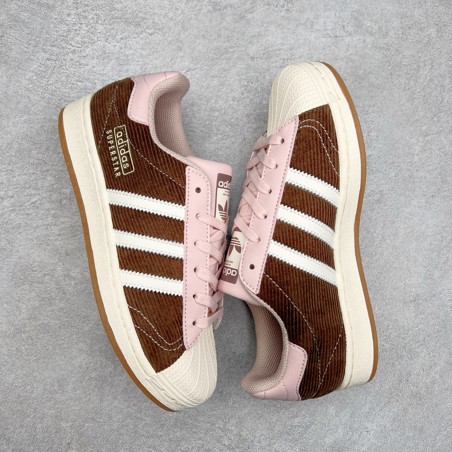 图片[3]-AD Originals Superstar 经典复古贝壳头板鞋 IG2153 诞生于1969年 是第一双将全皮面鞋 身与橡胶鞋头结合在一起的低帮篮球鞋 Superstar最开始 是作为高帮篮球鞋Pro Model的低帮版本而出现的 但因为其独特和醒目的橡胶鞋头造型而让大家熟知 被大家形象地称为\\\”shelltoe\\\”贝壳头 在70年代的美国职业篮球场上 接近3/4的NBA球员都将这双Superstar作为场上用鞋 80年代之后 经过不断的改良和发展 Superstar逐渐成为横跨时装、音乐、街头文化、休闲和运动等各大领域的时尚潮鞋 尺码：36 36.5 37 38 38.5 39 40 40.5 41 42 42.5 43 44 44.5 45-选品中心