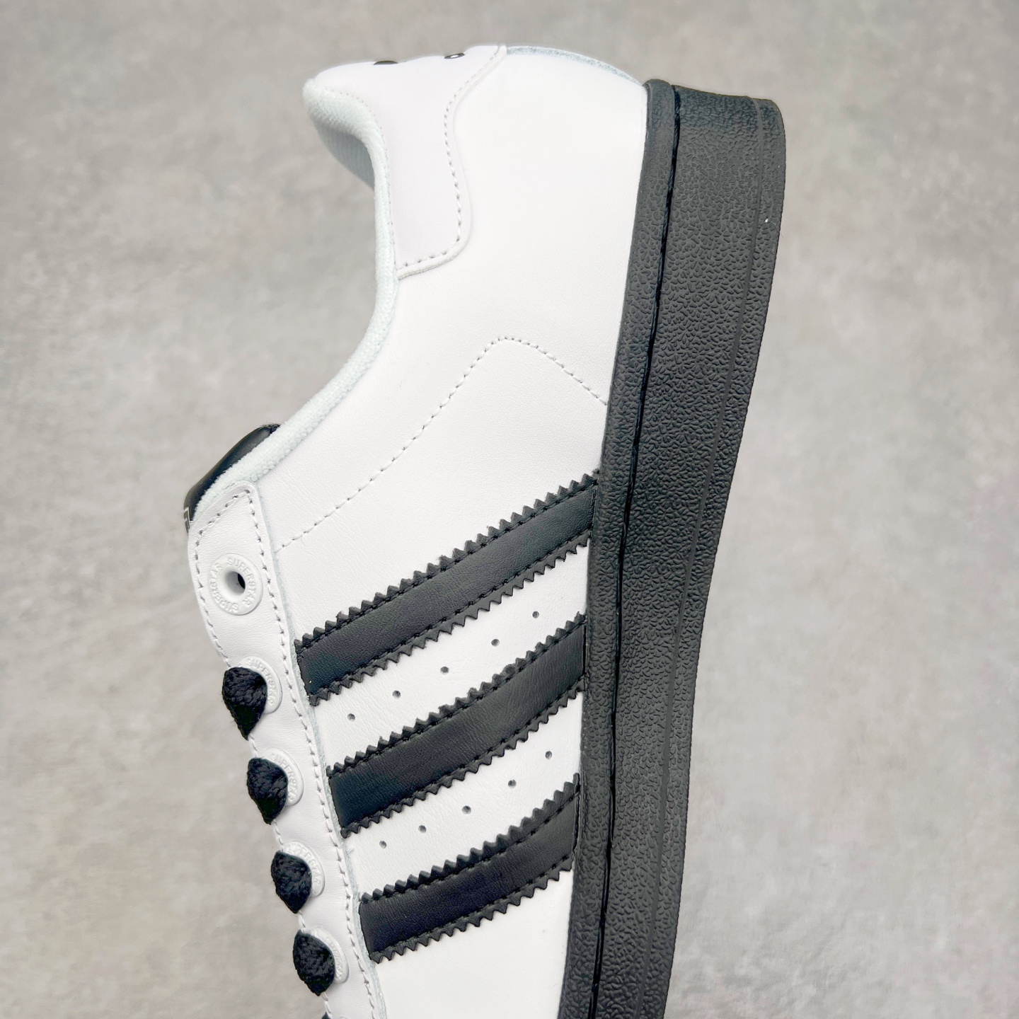 图片[7]-AD Originals Superstar 经典复古贝壳头板鞋 JI0124 诞生于1969年 是第一双将全皮面鞋 身与橡胶鞋头结合在一起的低帮篮球鞋 Superstar最开始 是作为高帮篮球鞋Pro Model的低帮版本而出现的 但因为其独特和醒目的橡胶鞋头造型而让大家熟知 被大家形象地称为\\\”shelltoe\\\”贝壳头 在70年代的美国职业篮球场上 接近3/4的NBA球员都将这双Superstar作为场上用鞋 80年代之后 经过不断的改良和发展 Superstar逐渐成为横跨时装、音乐、街头文化、休闲和运动等各大领域的时尚潮鞋 尺码：36 36.5 37 38 38.5 39 40 40.5 41 42 42.5 43 44 44.5 45-选品中心