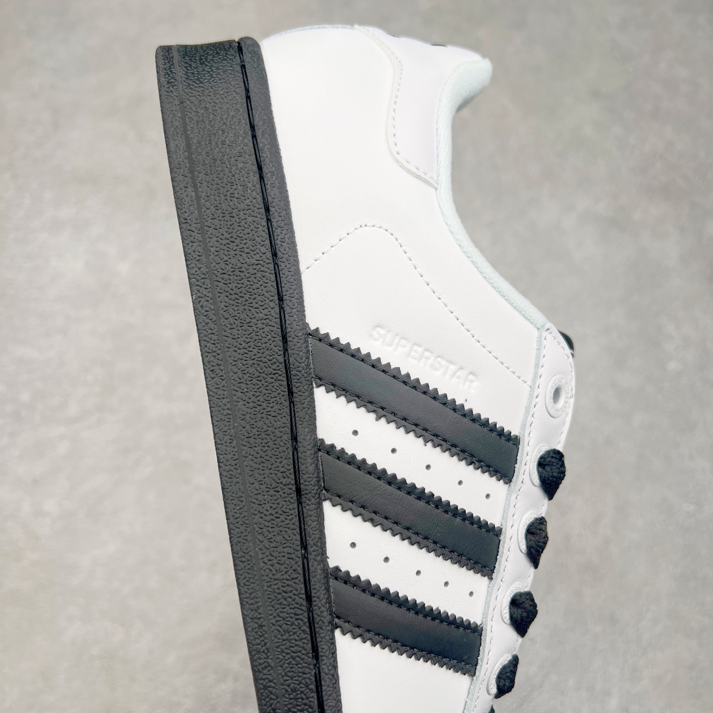 图片[6]-AD Originals Superstar 经典复古贝壳头板鞋 JI0124 诞生于1969年 是第一双将全皮面鞋 身与橡胶鞋头结合在一起的低帮篮球鞋 Superstar最开始 是作为高帮篮球鞋Pro Model的低帮版本而出现的 但因为其独特和醒目的橡胶鞋头造型而让大家熟知 被大家形象地称为\\\”shelltoe\\\”贝壳头 在70年代的美国职业篮球场上 接近3/4的NBA球员都将这双Superstar作为场上用鞋 80年代之后 经过不断的改良和发展 Superstar逐渐成为横跨时装、音乐、街头文化、休闲和运动等各大领域的时尚潮鞋 尺码：36 36.5 37 38 38.5 39 40 40.5 41 42 42.5 43 44 44.5 45-选品中心