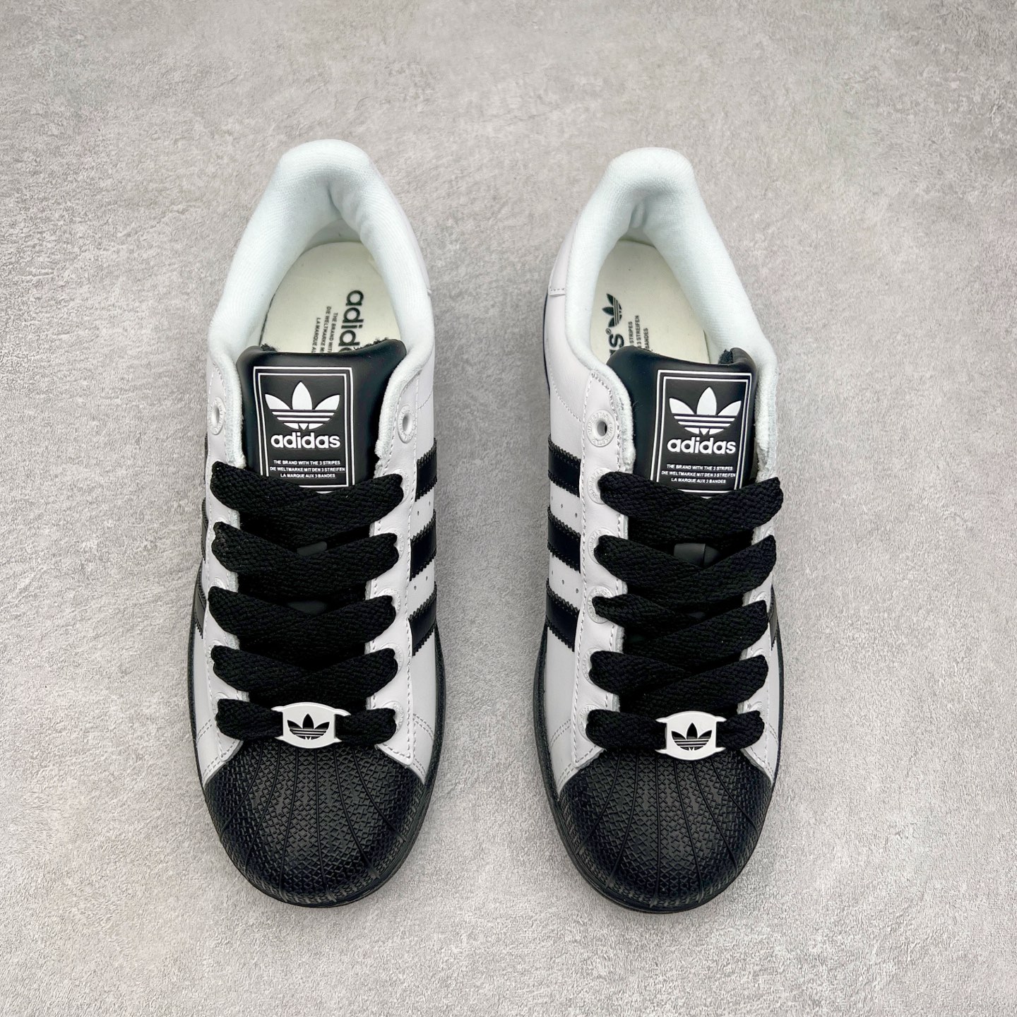 图片[2]-AD Originals Superstar 经典复古贝壳头板鞋 JI0124 诞生于1969年 是第一双将全皮面鞋 身与橡胶鞋头结合在一起的低帮篮球鞋 Superstar最开始 是作为高帮篮球鞋Pro Model的低帮版本而出现的 但因为其独特和醒目的橡胶鞋头造型而让大家熟知 被大家形象地称为\\\”shelltoe\\\”贝壳头 在70年代的美国职业篮球场上 接近3/4的NBA球员都将这双Superstar作为场上用鞋 80年代之后 经过不断的改良和发展 Superstar逐渐成为横跨时装、音乐、街头文化、休闲和运动等各大领域的时尚潮鞋 尺码：36 36.5 37 38 38.5 39 40 40.5 41 42 42.5 43 44 44.5 45-选品中心