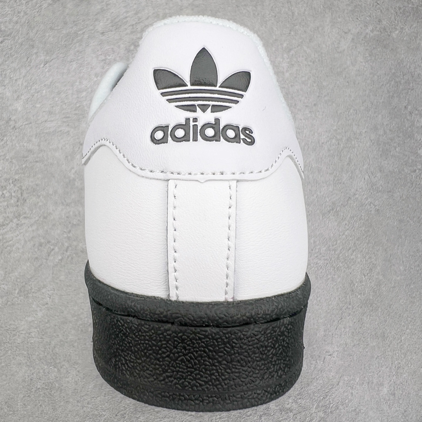 图片[8]-AD Originals Superstar 经典复古贝壳头板鞋 JI0124 诞生于1969年 是第一双将全皮面鞋 身与橡胶鞋头结合在一起的低帮篮球鞋 Superstar最开始 是作为高帮篮球鞋Pro Model的低帮版本而出现的 但因为其独特和醒目的橡胶鞋头造型而让大家熟知 被大家形象地称为\\\”shelltoe\\\”贝壳头 在70年代的美国职业篮球场上 接近3/4的NBA球员都将这双Superstar作为场上用鞋 80年代之后 经过不断的改良和发展 Superstar逐渐成为横跨时装、音乐、街头文化、休闲和运动等各大领域的时尚潮鞋 尺码：36 36.5 37 38 38.5 39 40 40.5 41 42 42.5 43 44 44.5 45-选品中心