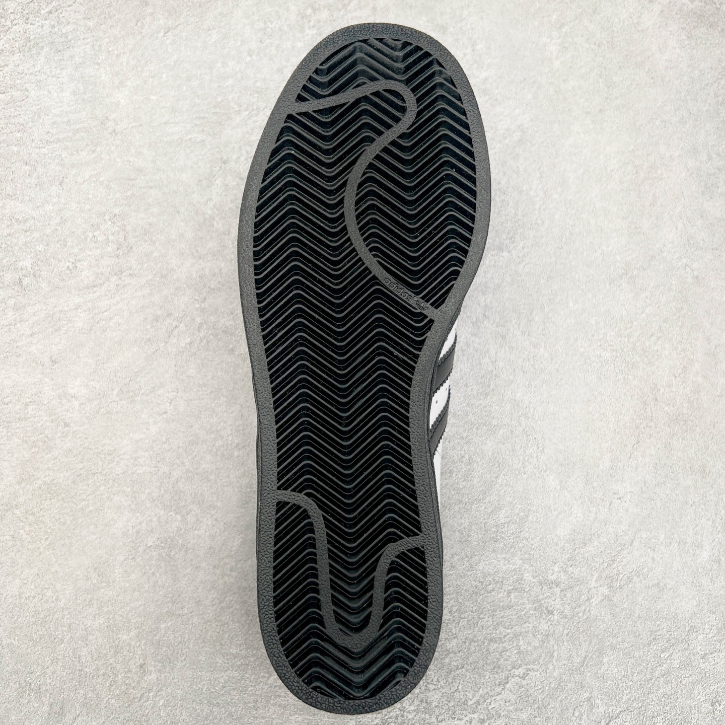 图片[9]-AD Originals Superstar 经典复古贝壳头板鞋 JI0124 诞生于1969年 是第一双将全皮面鞋 身与橡胶鞋头结合在一起的低帮篮球鞋 Superstar最开始 是作为高帮篮球鞋Pro Model的低帮版本而出现的 但因为其独特和醒目的橡胶鞋头造型而让大家熟知 被大家形象地称为\\\”shelltoe\\\”贝壳头 在70年代的美国职业篮球场上 接近3/4的NBA球员都将这双Superstar作为场上用鞋 80年代之后 经过不断的改良和发展 Superstar逐渐成为横跨时装、音乐、街头文化、休闲和运动等各大领域的时尚潮鞋 尺码：36 36.5 37 38 38.5 39 40 40.5 41 42 42.5 43 44 44.5 45-选品中心