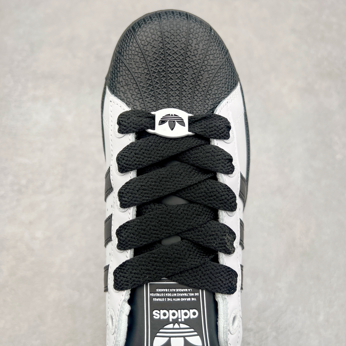 图片[4]-AD Originals Superstar 经典复古贝壳头板鞋 JI0124 诞生于1969年 是第一双将全皮面鞋 身与橡胶鞋头结合在一起的低帮篮球鞋 Superstar最开始 是作为高帮篮球鞋Pro Model的低帮版本而出现的 但因为其独特和醒目的橡胶鞋头造型而让大家熟知 被大家形象地称为\\\”shelltoe\\\”贝壳头 在70年代的美国职业篮球场上 接近3/4的NBA球员都将这双Superstar作为场上用鞋 80年代之后 经过不断的改良和发展 Superstar逐渐成为横跨时装、音乐、街头文化、休闲和运动等各大领域的时尚潮鞋 尺码：36 36.5 37 38 38.5 39 40 40.5 41 42 42.5 43 44 44.5 45-选品中心