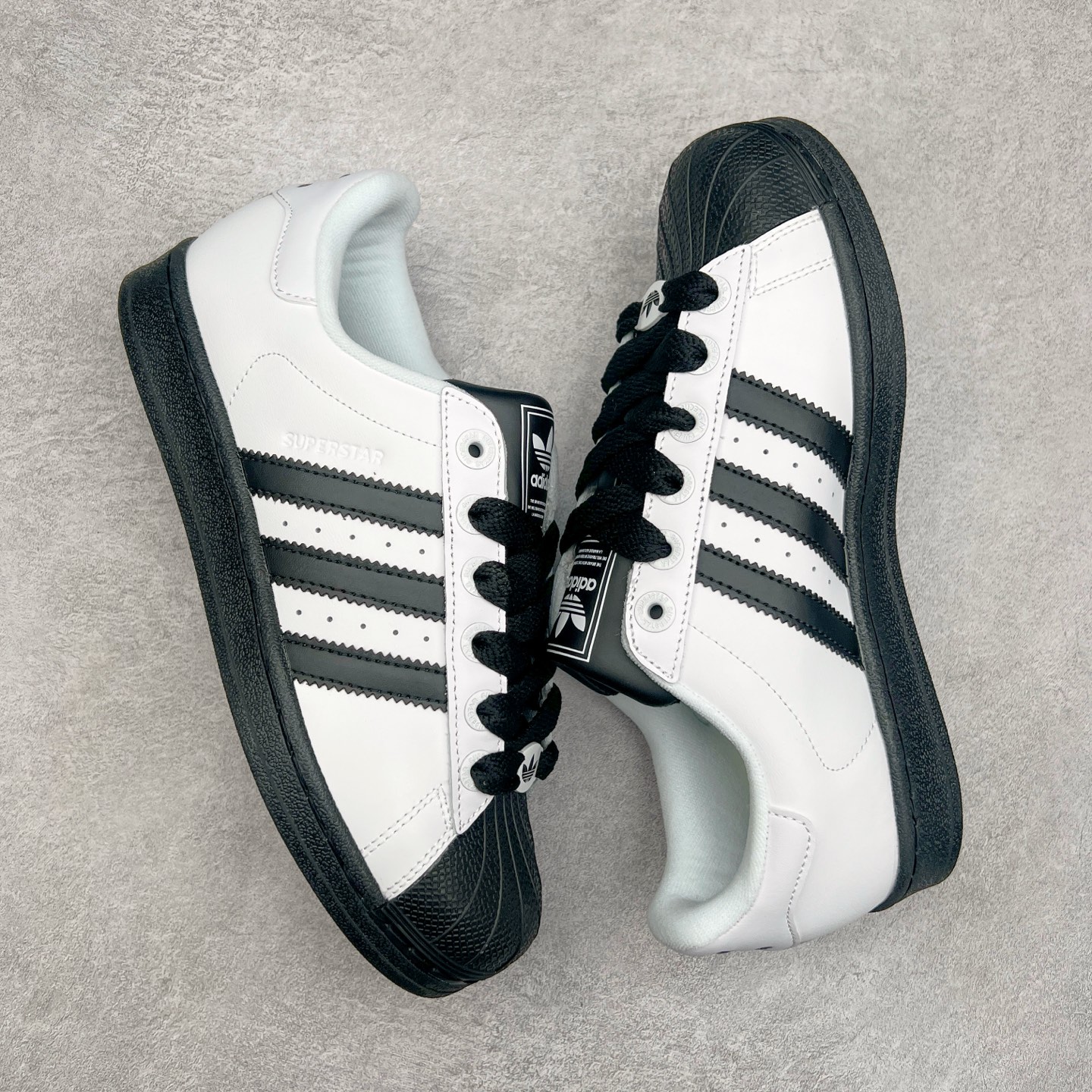 图片[3]-AD Originals Superstar 经典复古贝壳头板鞋 JI0124 诞生于1969年 是第一双将全皮面鞋 身与橡胶鞋头结合在一起的低帮篮球鞋 Superstar最开始 是作为高帮篮球鞋Pro Model的低帮版本而出现的 但因为其独特和醒目的橡胶鞋头造型而让大家熟知 被大家形象地称为\\\”shelltoe\\\”贝壳头 在70年代的美国职业篮球场上 接近3/4的NBA球员都将这双Superstar作为场上用鞋 80年代之后 经过不断的改良和发展 Superstar逐渐成为横跨时装、音乐、街头文化、休闲和运动等各大领域的时尚潮鞋 尺码：36 36.5 37 38 38.5 39 40 40.5 41 42 42.5 43 44 44.5 45-选品中心