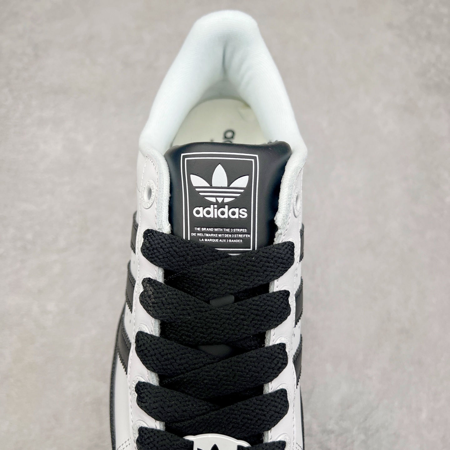 图片[5]-AD Originals Superstar 经典复古贝壳头板鞋 JI0124 诞生于1969年 是第一双将全皮面鞋 身与橡胶鞋头结合在一起的低帮篮球鞋 Superstar最开始 是作为高帮篮球鞋Pro Model的低帮版本而出现的 但因为其独特和醒目的橡胶鞋头造型而让大家熟知 被大家形象地称为\\\”shelltoe\\\”贝壳头 在70年代的美国职业篮球场上 接近3/4的NBA球员都将这双Superstar作为场上用鞋 80年代之后 经过不断的改良和发展 Superstar逐渐成为横跨时装、音乐、街头文化、休闲和运动等各大领域的时尚潮鞋 尺码：36 36.5 37 38 38.5 39 40 40.5 41 42 42.5 43 44 44.5 45-选品中心