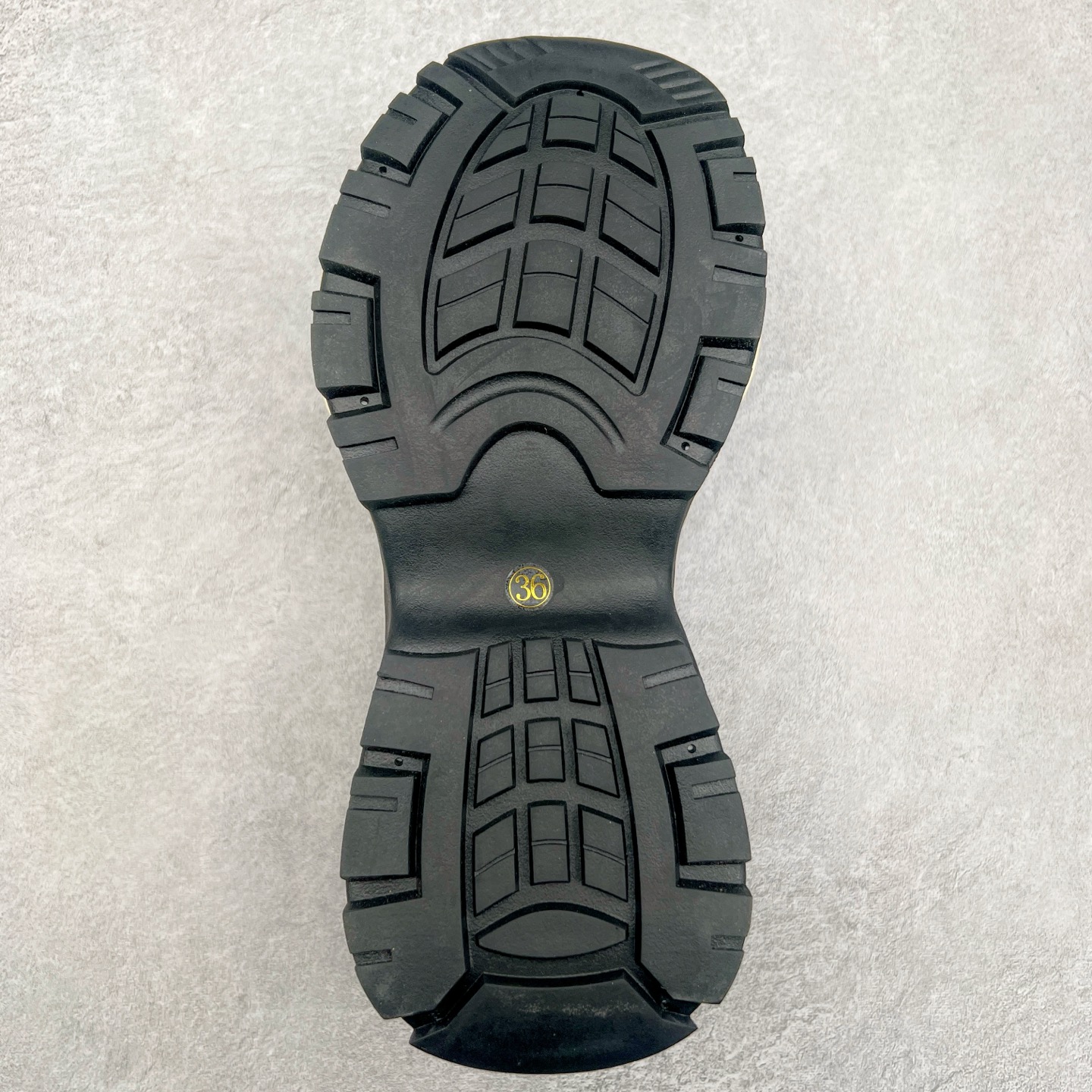 图片[9]-Chanel香奈儿25SS 早春度假系列 小香 金属 休闲 运动鞋 金 银角大王 布面最新国外走秀系列Chanel 香奈儿 2025 早春系列在世界第二小国举办。系列以摩纳哥国际化的海滨生活方式为灵感，从F1赛车赛道到海滩泳池，从赌场到网球场，打造了多样且别致的全新系列赛车手的头盔，连身套装等元素经过重新诠释更显时尚感 配送专柜精美包装 面料： 原版进口编织+科技面料 内里：原版定制透气网里 鞋底：原版开模超轻发泡组合大底 底厚：3.5CM 尺码：女款35-40-选品中心