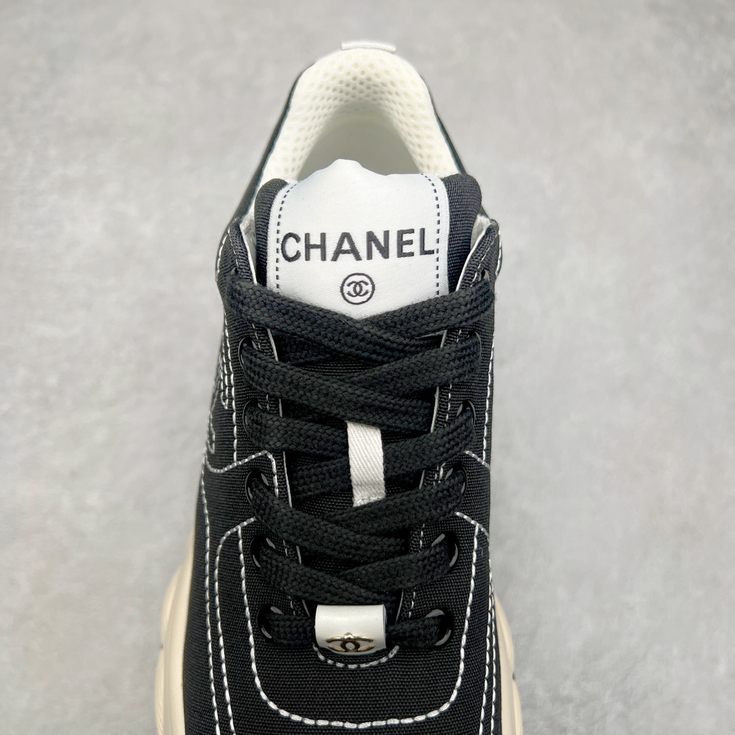 图片[5]-Chanel香奈儿25SS 早春度假系列 小香 金属 休闲 运动鞋 金 银角大王 布面最新国外走秀系列Chanel 香奈儿 2025 早春系列在世界第二小国举办。系列以摩纳哥国际化的海滨生活方式为灵感，从F1赛车赛道到海滩泳池，从赌场到网球场，打造了多样且别致的全新系列赛车手的头盔，连身套装等元素经过重新诠释更显时尚感 配送专柜精美包装 面料： 原版进口编织+科技面料 内里：原版定制透气网里 鞋底：原版开模超轻发泡组合大底 底厚：3.5CM 尺码：女款35-40-选品中心