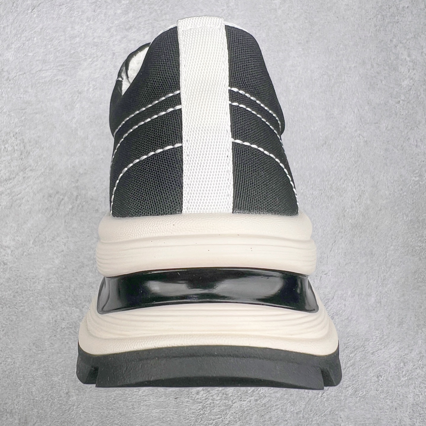 图片[8]-Chanel香奈儿25SS 早春度假系列 小香 金属 休闲 运动鞋 金 银角大王 布面最新国外走秀系列Chanel 香奈儿 2025 早春系列在世界第二小国举办。系列以摩纳哥国际化的海滨生活方式为灵感，从F1赛车赛道到海滩泳池，从赌场到网球场，打造了多样且别致的全新系列赛车手的头盔，连身套装等元素经过重新诠释更显时尚感 配送专柜精美包装 面料： 原版进口编织+科技面料 内里：原版定制透气网里 鞋底：原版开模超轻发泡组合大底 底厚：3.5CM 尺码：女款35-40-选品中心