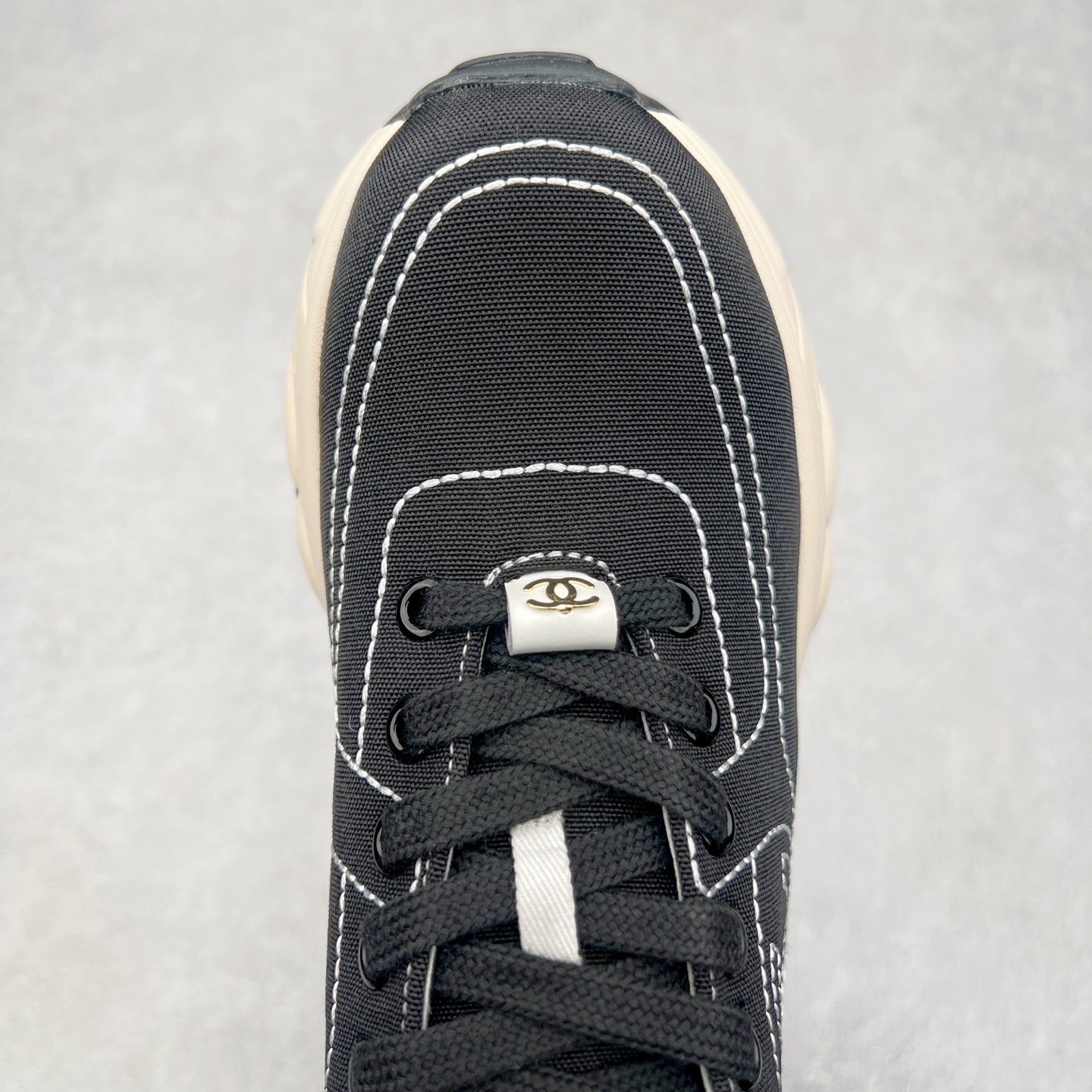 图片[4]-Chanel香奈儿25SS 早春度假系列 小香 金属 休闲 运动鞋 金 银角大王 布面最新国外走秀系列Chanel 香奈儿 2025 早春系列在世界第二小国举办。系列以摩纳哥国际化的海滨生活方式为灵感，从F1赛车赛道到海滩泳池，从赌场到网球场，打造了多样且别致的全新系列赛车手的头盔，连身套装等元素经过重新诠释更显时尚感 配送专柜精美包装 面料： 原版进口编织+科技面料 内里：原版定制透气网里 鞋底：原版开模超轻发泡组合大底 底厚：3.5CM 尺码：女款35-40-选品中心