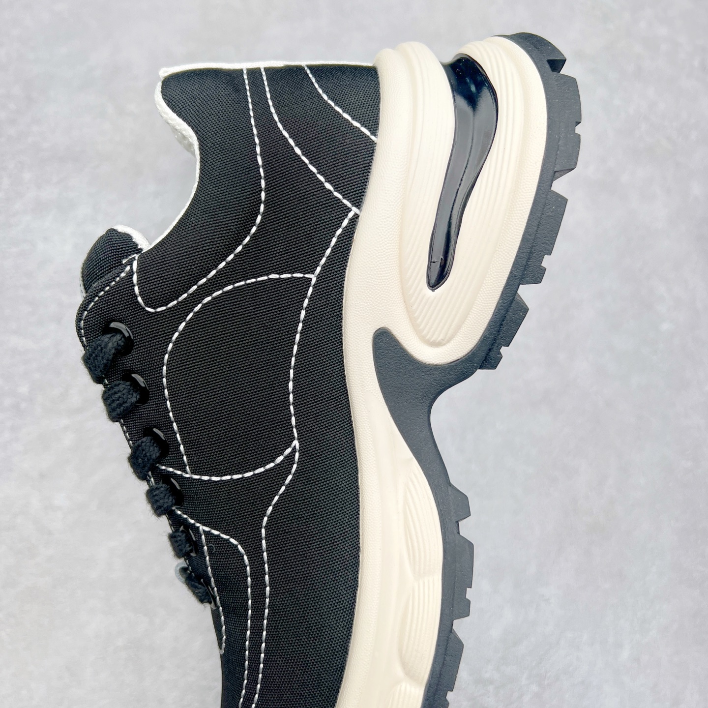 图片[7]-Chanel香奈儿25SS 早春度假系列 小香 金属 休闲 运动鞋 金 银角大王 布面最新国外走秀系列Chanel 香奈儿 2025 早春系列在世界第二小国举办。系列以摩纳哥国际化的海滨生活方式为灵感，从F1赛车赛道到海滩泳池，从赌场到网球场，打造了多样且别致的全新系列赛车手的头盔，连身套装等元素经过重新诠释更显时尚感 配送专柜精美包装 面料： 原版进口编织+科技面料 内里：原版定制透气网里 鞋底：原版开模超轻发泡组合大底 底厚：3.5CM 尺码：女款35-40-选品中心