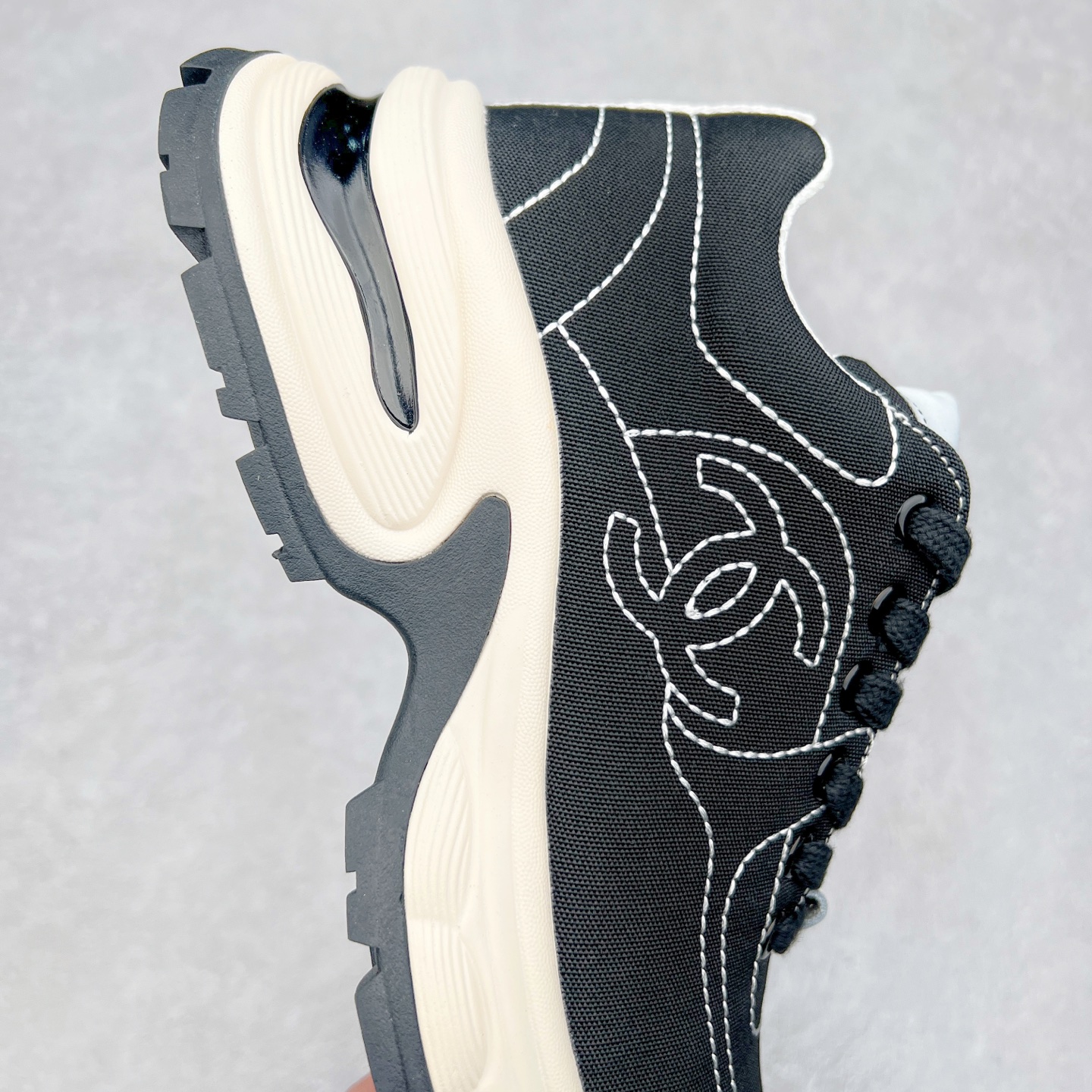 图片[6]-Chanel香奈儿25SS 早春度假系列 小香 金属 休闲 运动鞋 金 银角大王 布面最新国外走秀系列Chanel 香奈儿 2025 早春系列在世界第二小国举办。系列以摩纳哥国际化的海滨生活方式为灵感，从F1赛车赛道到海滩泳池，从赌场到网球场，打造了多样且别致的全新系列赛车手的头盔，连身套装等元素经过重新诠释更显时尚感 配送专柜精美包装 面料： 原版进口编织+科技面料 内里：原版定制透气网里 鞋底：原版开模超轻发泡组合大底 底厚：3.5CM 尺码：女款35-40-选品中心