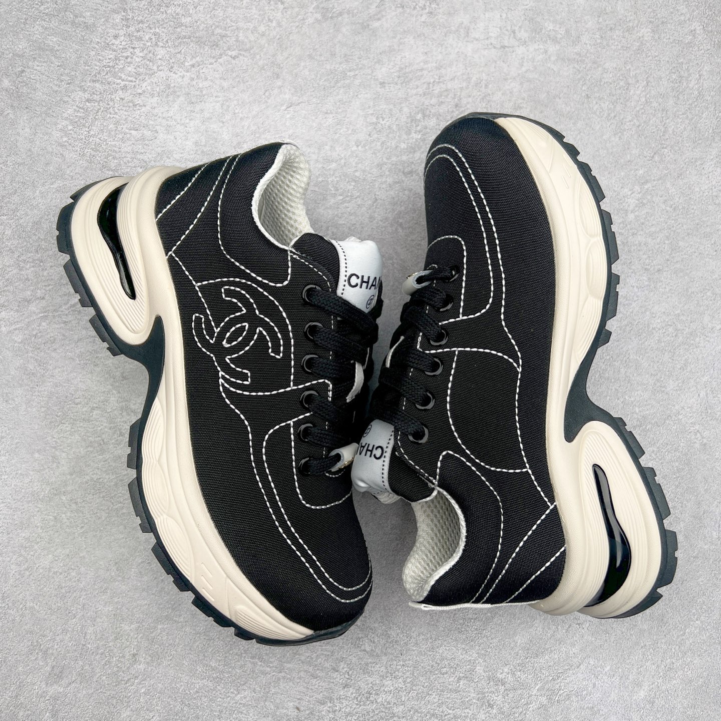 图片[3]-Chanel香奈儿25SS 早春度假系列 小香 金属 休闲 运动鞋 金 银角大王 布面最新国外走秀系列Chanel 香奈儿 2025 早春系列在世界第二小国举办。系列以摩纳哥国际化的海滨生活方式为灵感，从F1赛车赛道到海滩泳池，从赌场到网球场，打造了多样且别致的全新系列赛车手的头盔，连身套装等元素经过重新诠释更显时尚感 配送专柜精美包装 面料： 原版进口编织+科技面料 内里：原版定制透气网里 鞋底：原版开模超轻发泡组合大底 底厚：3.5CM 尺码：女款35-40-选品中心