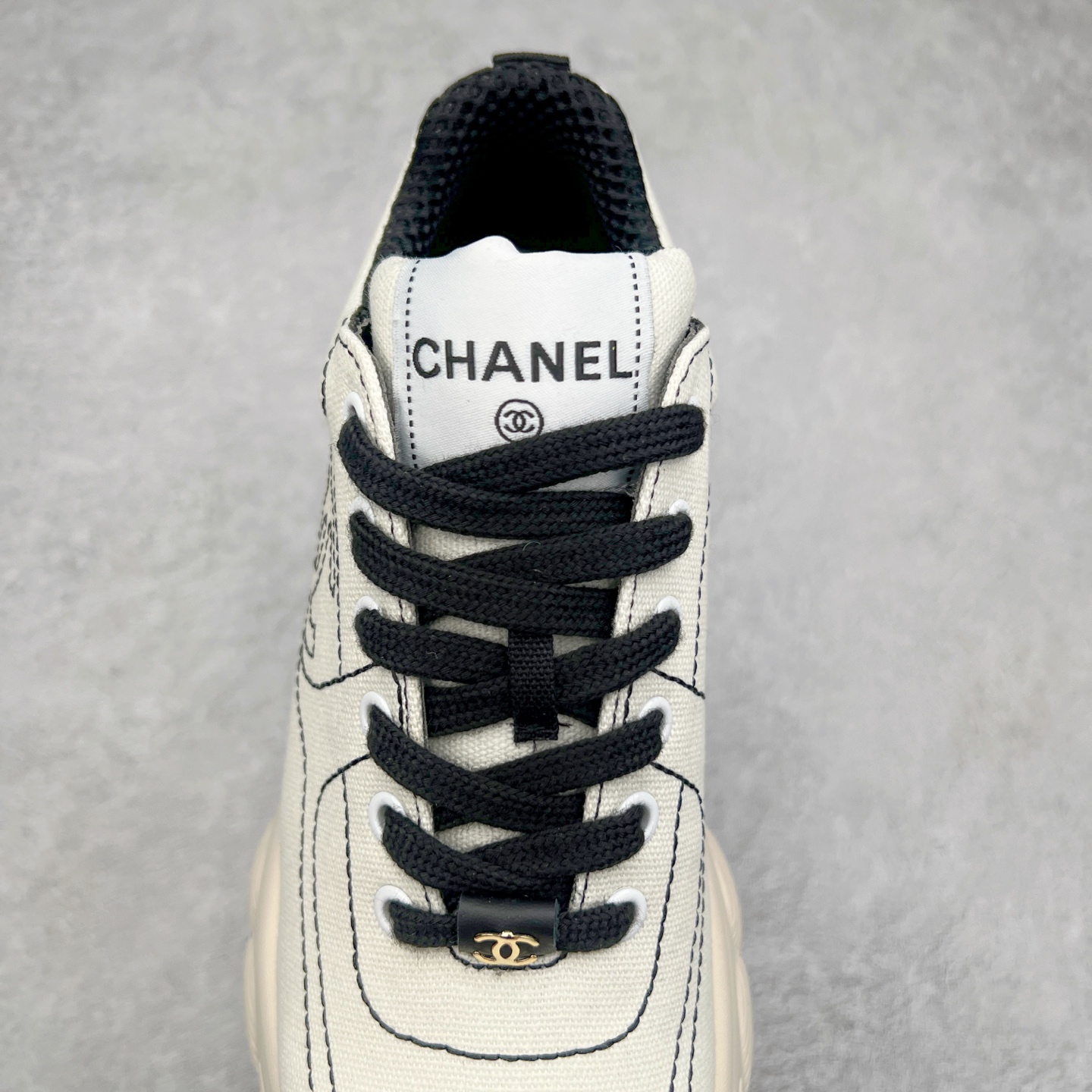 图片[5]-Chanel香奈儿25SS 早春度假系列 小香 金属 休闲 运动鞋 金 银角大王 布面最新国外走秀系列Chanel 香奈儿 2025 早春系列在世界第二小国举办。系列以摩纳哥国际化的海滨生活方式为灵感，从F1赛车赛道到海滩泳池，从赌场到网球场，打造了多样且别致的全新系列赛车手的头盔，连身套装等元素经过重新诠释更显时尚感 配送专柜精美包装 面料： 原版进口编织+科技面料 内里：原版定制透气网里 鞋底：原版开模超轻发泡组合大底 底厚：3.5CM 尺码：女款35-40-选品中心