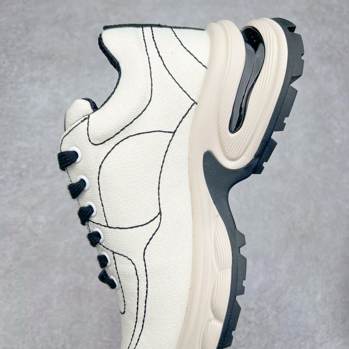 图片[7]-Chanel香奈儿25SS 早春度假系列 小香 金属 休闲 运动鞋 金 银角大王 布面最新国外走秀系列Chanel 香奈儿 2025 早春系列在世界第二小国举办。系列以摩纳哥国际化的海滨生活方式为灵感，从F1赛车赛道到海滩泳池，从赌场到网球场，打造了多样且别致的全新系列赛车手的头盔，连身套装等元素经过重新诠释更显时尚感 配送专柜精美包装 面料： 原版进口编织+科技面料 内里：原版定制透气网里 鞋底：原版开模超轻发泡组合大底 底厚：3.5CM 尺码：女款35-40-选品中心