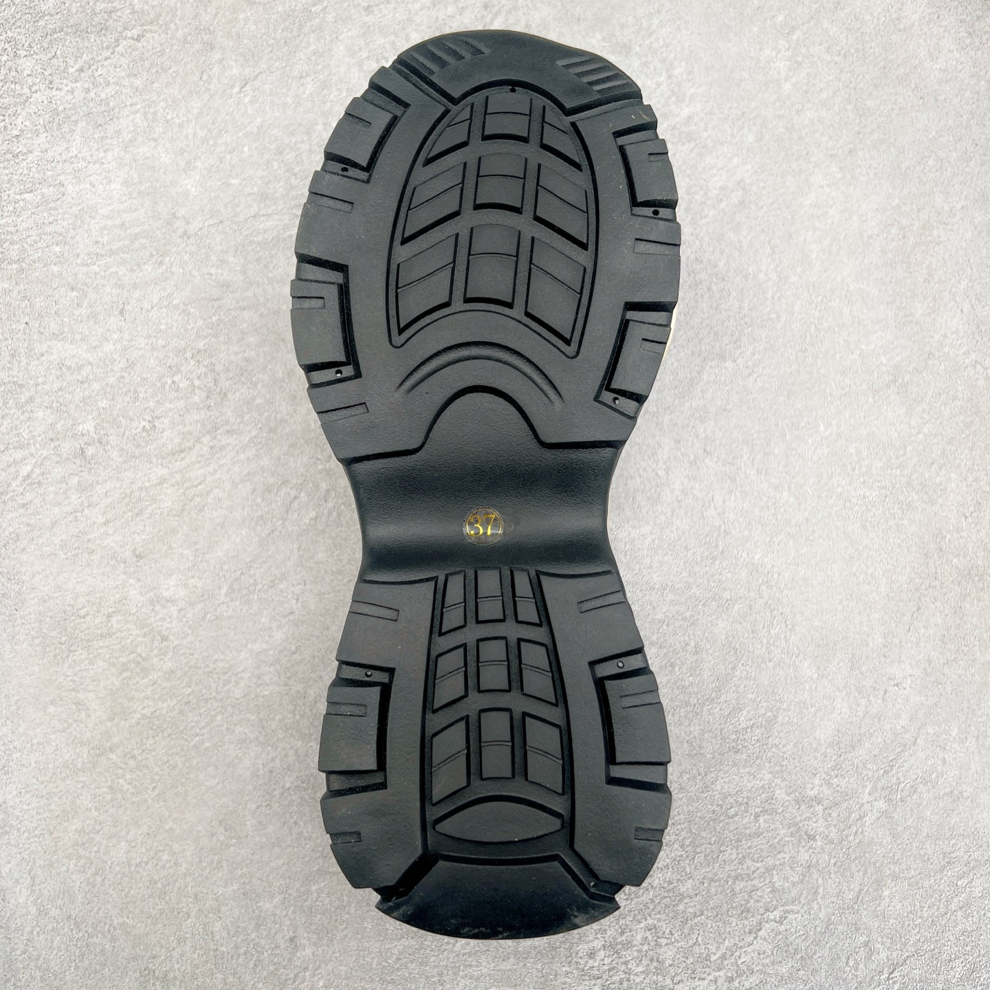 图片[9]-Chanel香奈儿25SS 早春度假系列 小香 金属 休闲 运动鞋 金 银角大王 布面最新国外走秀系列Chanel 香奈儿 2025 早春系列在世界第二小国举办。系列以摩纳哥国际化的海滨生活方式为灵感，从F1赛车赛道到海滩泳池，从赌场到网球场，打造了多样且别致的全新系列赛车手的头盔，连身套装等元素经过重新诠释更显时尚感 配送专柜精美包装 面料： 原版进口编织+科技面料 内里：原版定制透气网里 鞋底：原版开模超轻发泡组合大底 底厚：3.5CM 尺码：女款35-40-选品中心