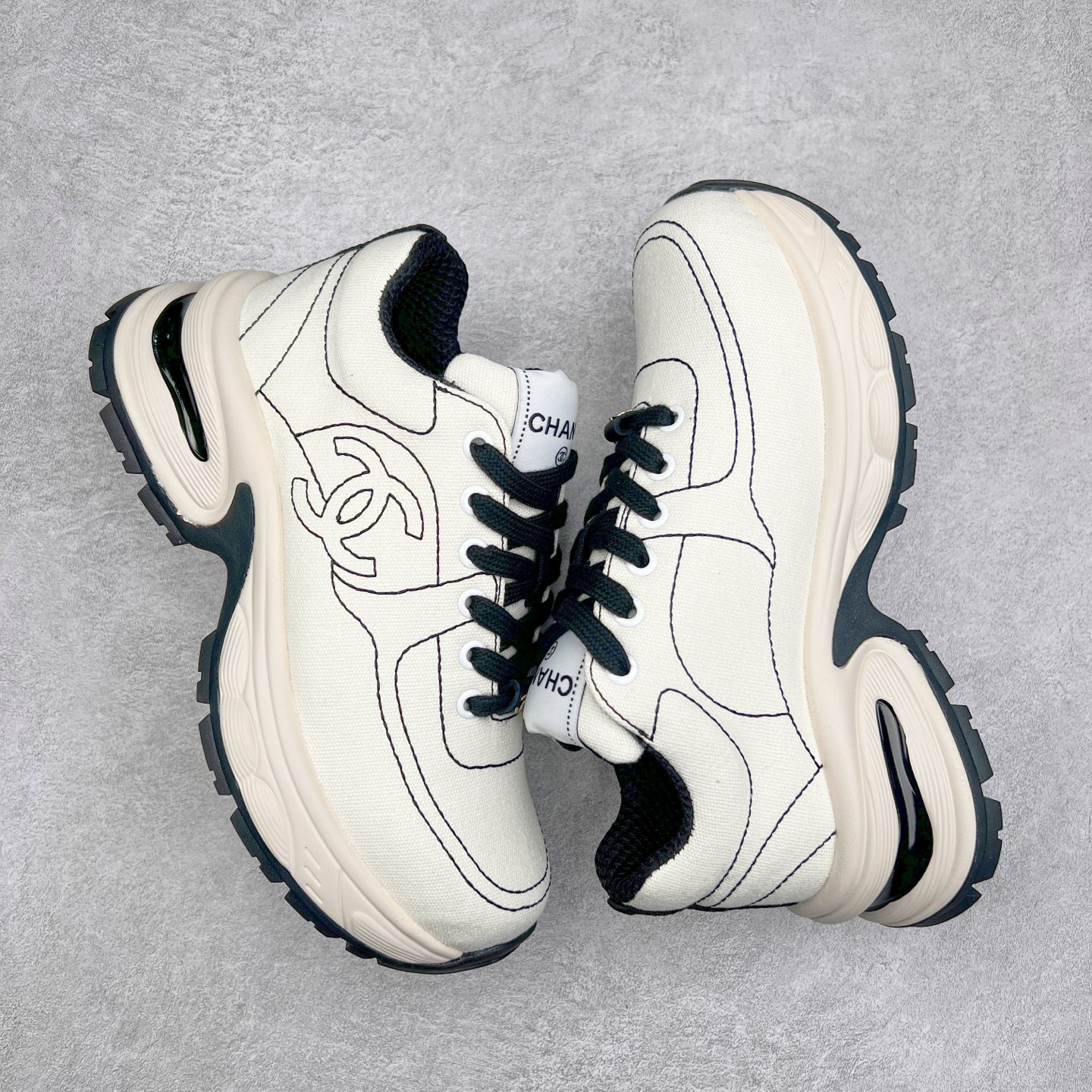 图片[3]-Chanel香奈儿25SS 早春度假系列 小香 金属 休闲 运动鞋 金 银角大王 布面最新国外走秀系列Chanel 香奈儿 2025 早春系列在世界第二小国举办。系列以摩纳哥国际化的海滨生活方式为灵感，从F1赛车赛道到海滩泳池，从赌场到网球场，打造了多样且别致的全新系列赛车手的头盔，连身套装等元素经过重新诠释更显时尚感 配送专柜精美包装 面料： 原版进口编织+科技面料 内里：原版定制透气网里 鞋底：原版开模超轻发泡组合大底 底厚：3.5CM 尺码：女款35-40-选品中心