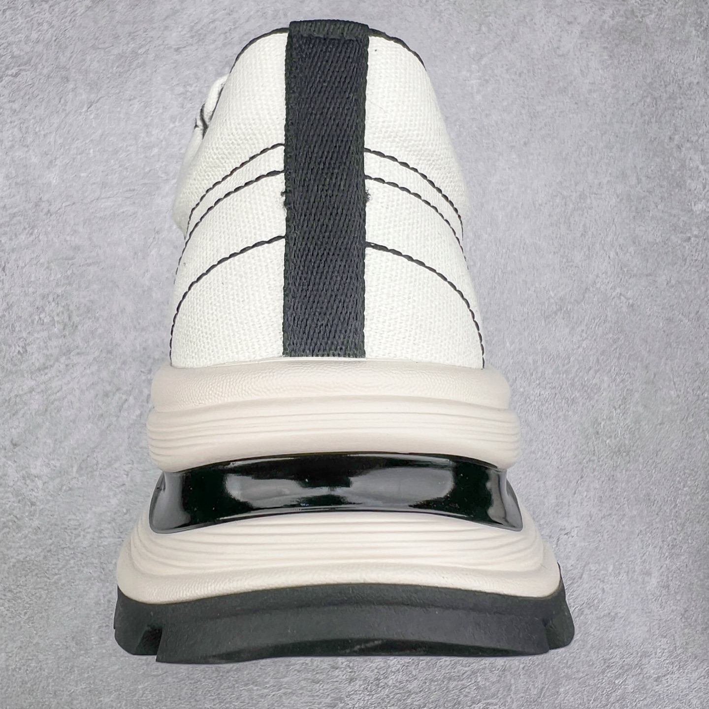 图片[8]-Chanel香奈儿25SS 早春度假系列 小香 金属 休闲 运动鞋 金 银角大王 布面最新国外走秀系列Chanel 香奈儿 2025 早春系列在世界第二小国举办。系列以摩纳哥国际化的海滨生活方式为灵感，从F1赛车赛道到海滩泳池，从赌场到网球场，打造了多样且别致的全新系列赛车手的头盔，连身套装等元素经过重新诠释更显时尚感 配送专柜精美包装 面料： 原版进口编织+科技面料 内里：原版定制透气网里 鞋底：原版开模超轻发泡组合大底 底厚：3.5CM 尺码：女款35-40-选品中心